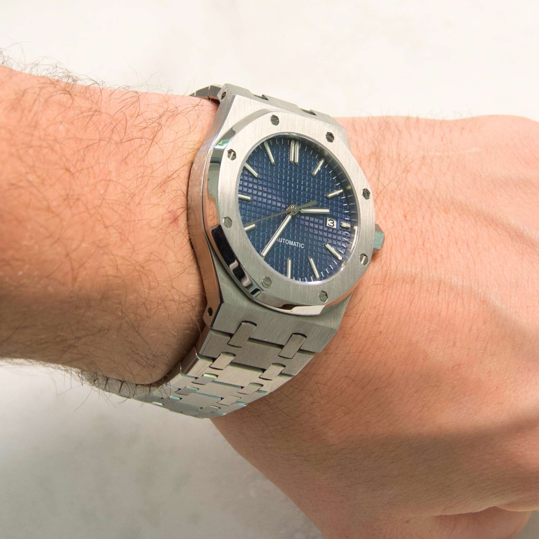 Montre SEIKMOD Royal Oak Bleu portée au poignet, boîtier acier 316L