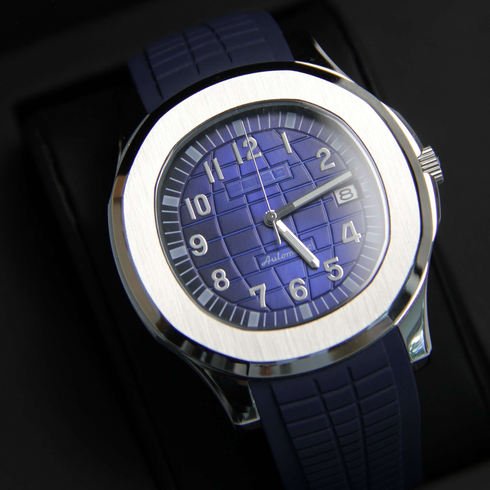 Zoom sur le cadran bleu de la SEIKMOD Aquanaut équipée du mouvement NH35.