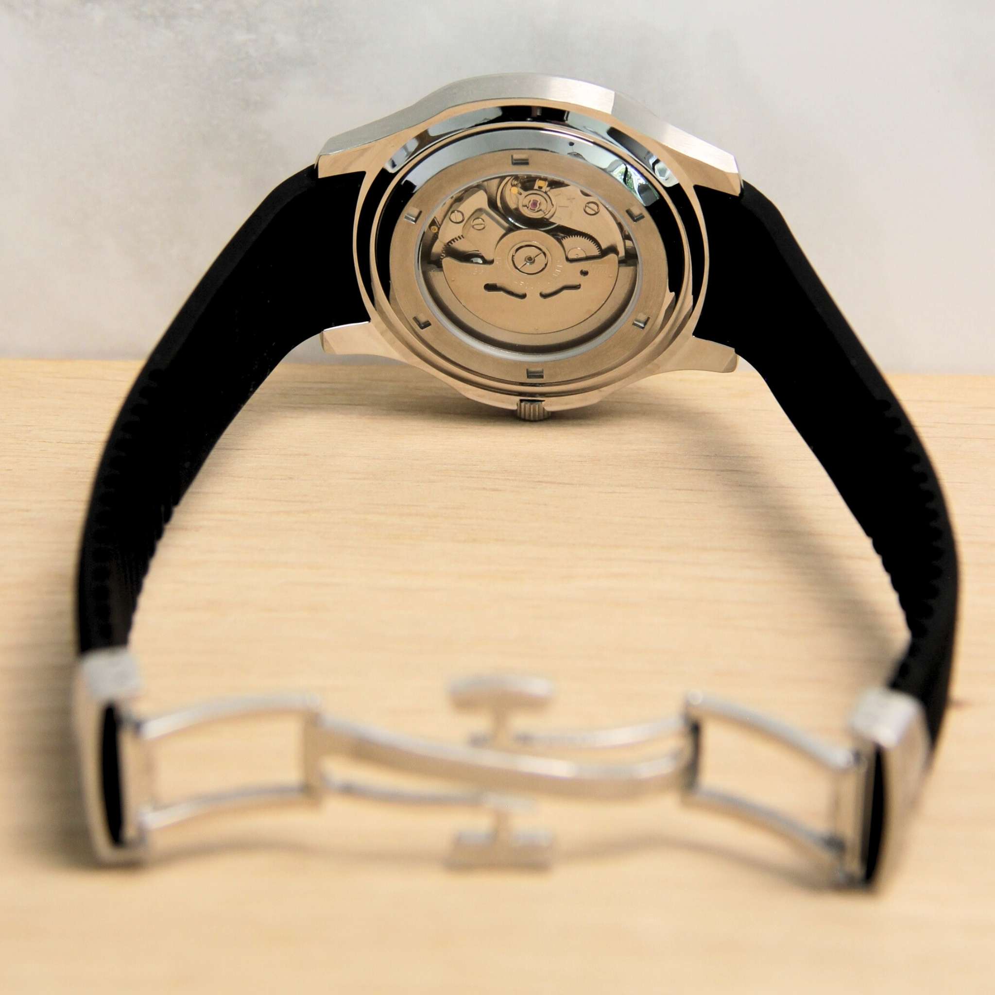 Dos de la montre SEIKMOD Aquanaut Noir et son bracelet.