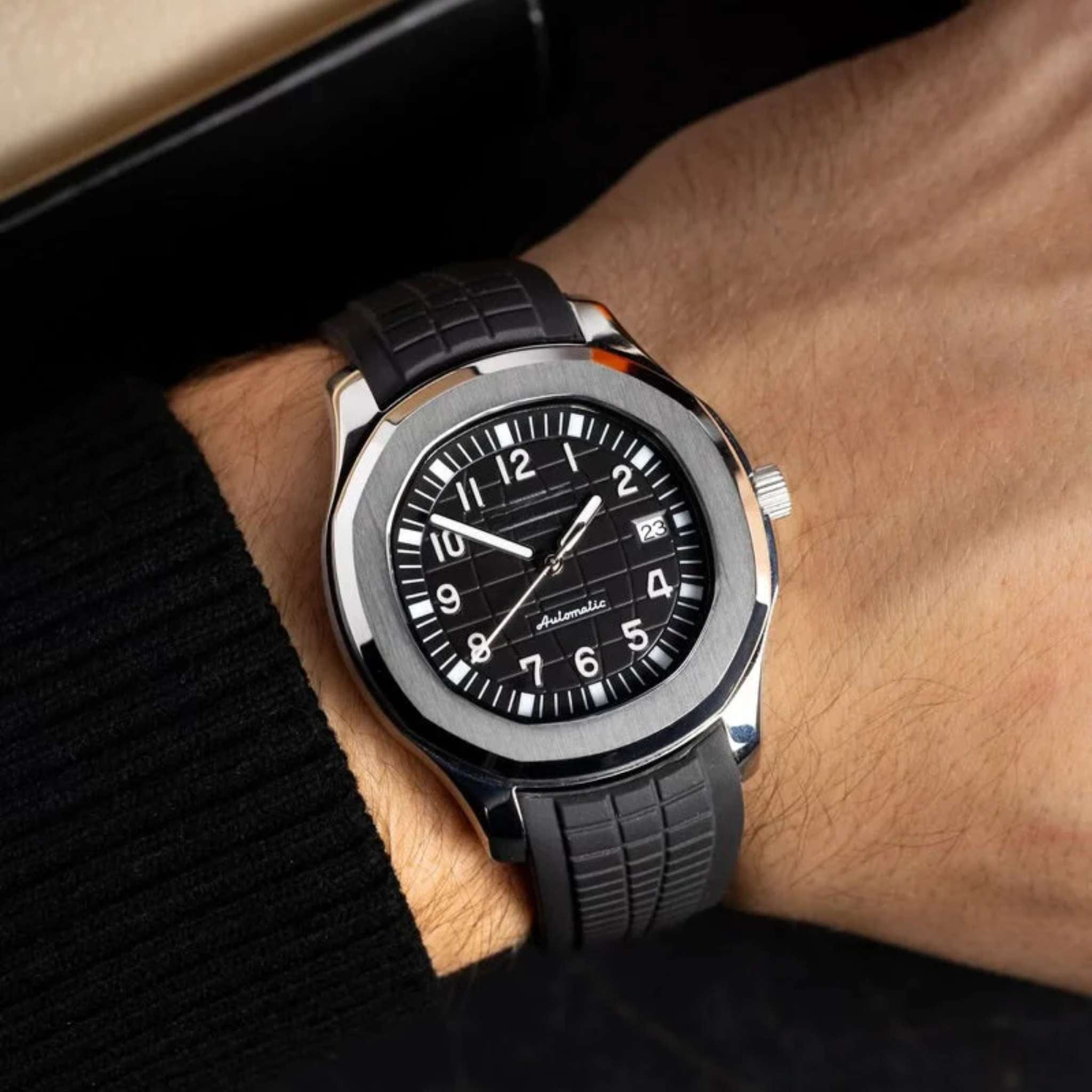 Montre SEIKMOD Aquanaut Noir équipée du mouvement automatique NH35 portée au poignet.