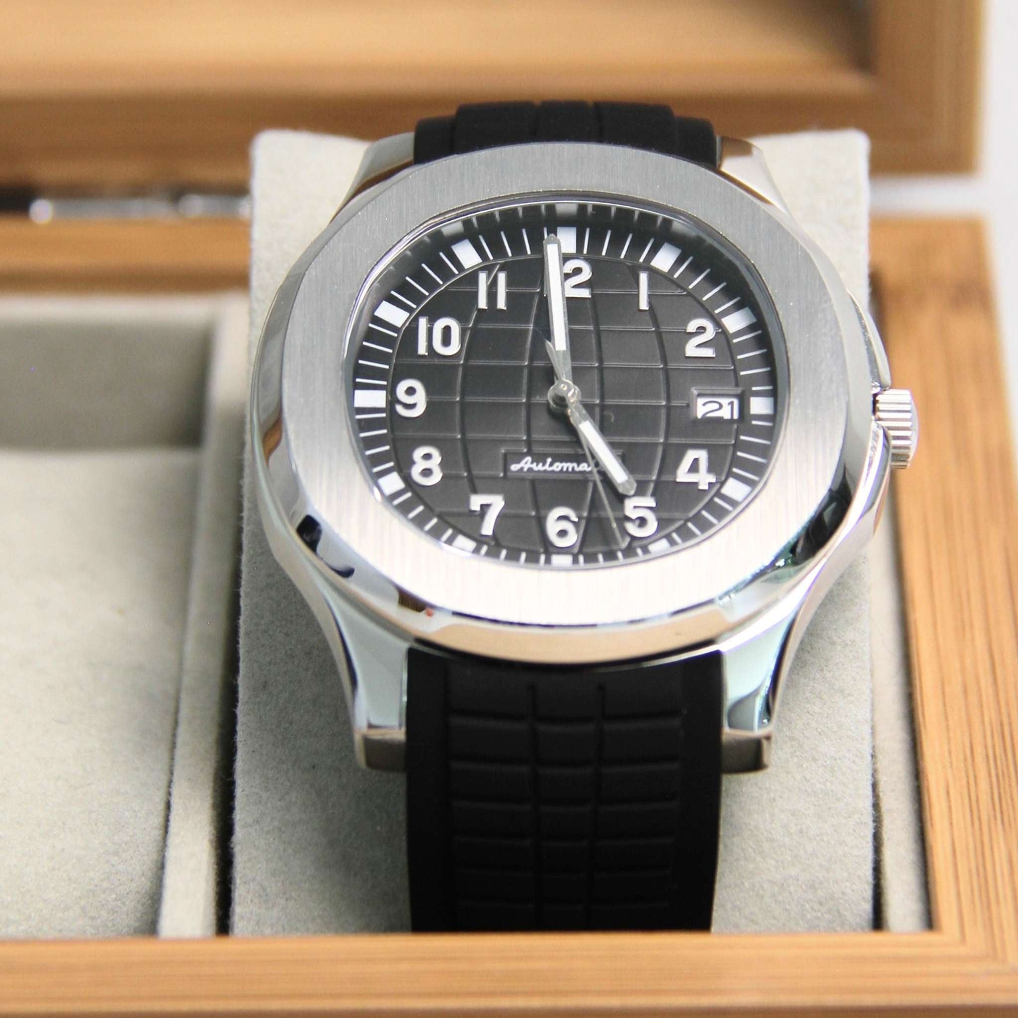 Zoom sur le cadran noir de la SEIKMOD Aquanaut équipée du mouvement NH35.