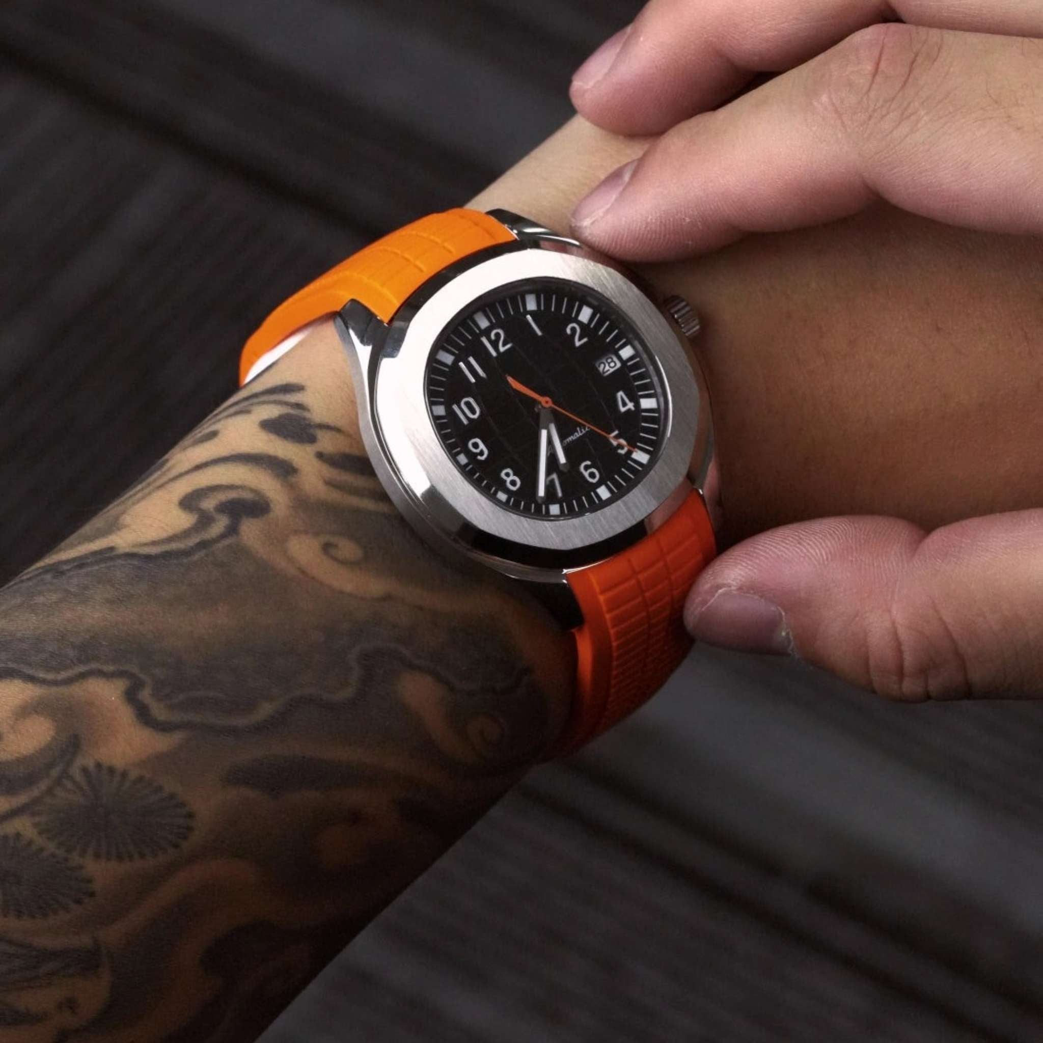 Montre SEIKMOD Aquanaut Orange Noir équipée du mouvement automatique NH35 portée au poignet.