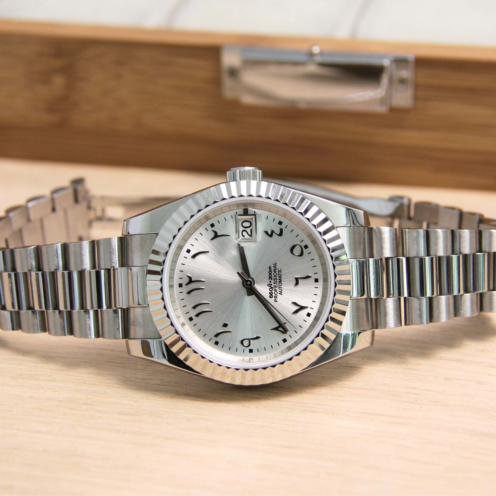 “Montre SEIKMOD Datejust Arabic Argent NH35 vue complète à plat, cadran argenté avec chiffres arabes et boîtier brillant”