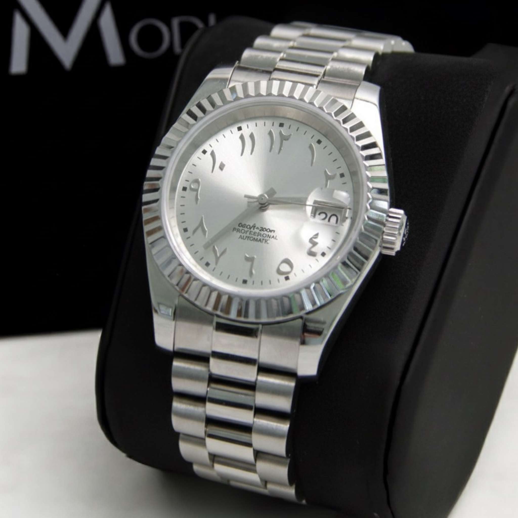 “Montre SEIKMOD Datejust Arabic Argent NH35 vue de face, assemblée à la main en France, cadran argenté avec chiffres arabes et boîtier acier poli”