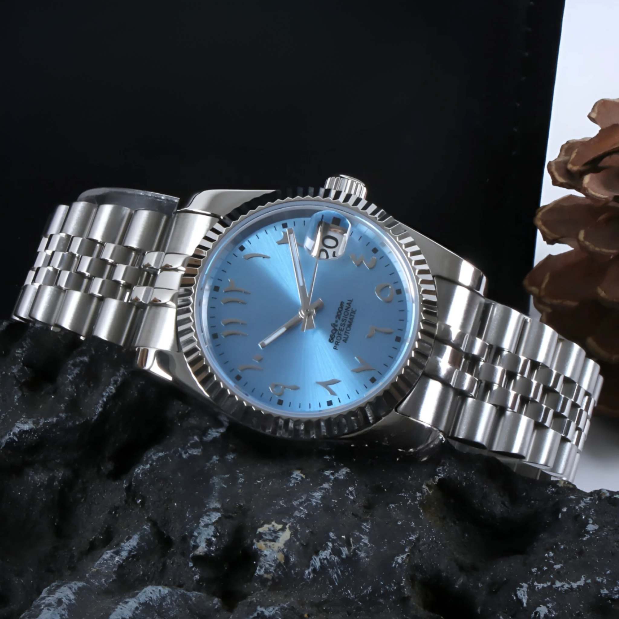 “Détail du cadran texturé bleu ciel de la montre SEIKMOD Datejust Arabic NH35, mouvement automatique Seiko Instruments Inc.”