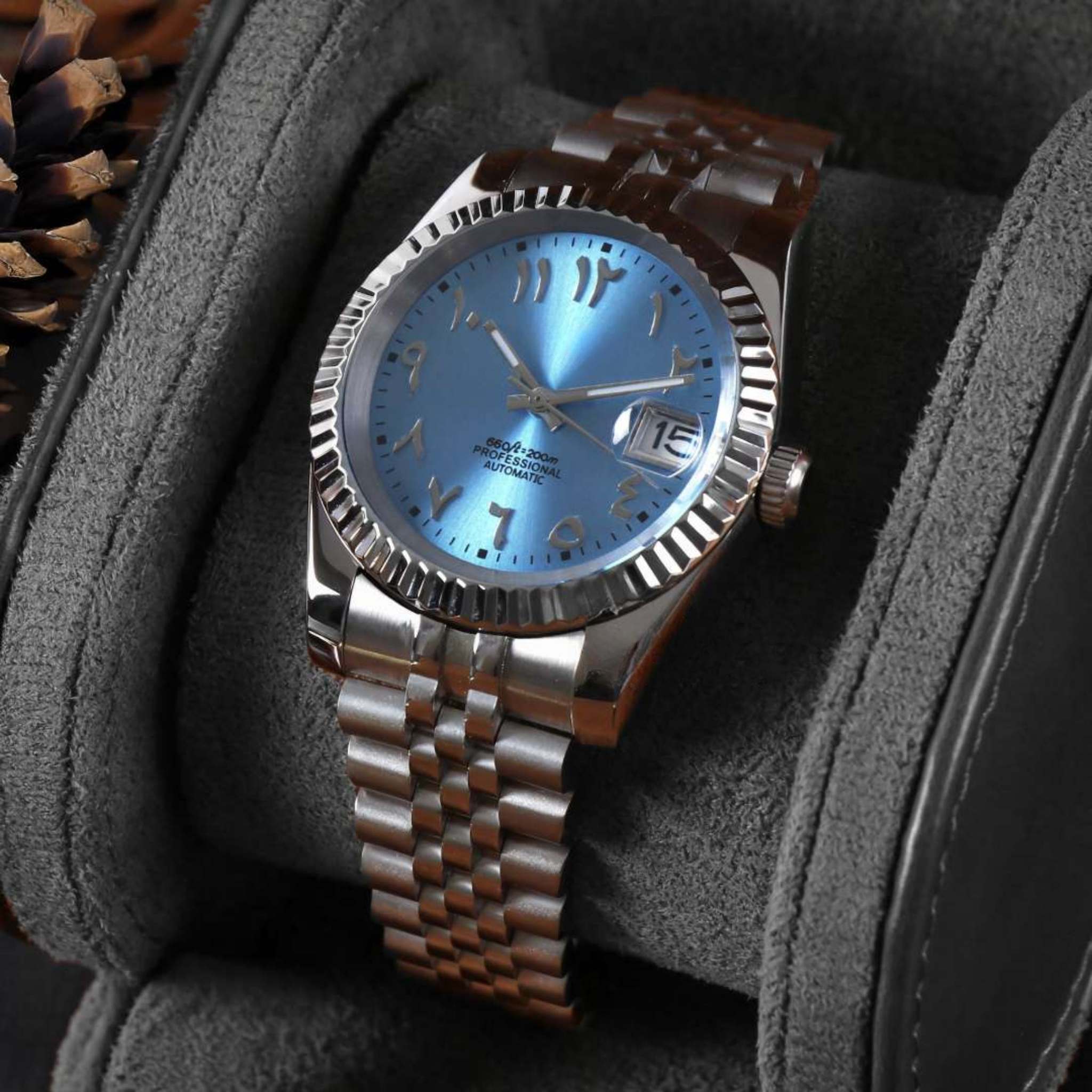 “Montre SEIKMOD Datejust Arabic Bleu Ciel NH35 vue de face, assemblée à la main en France, cadran bleu clair avec chiffres arabes et boîtier acier poli”