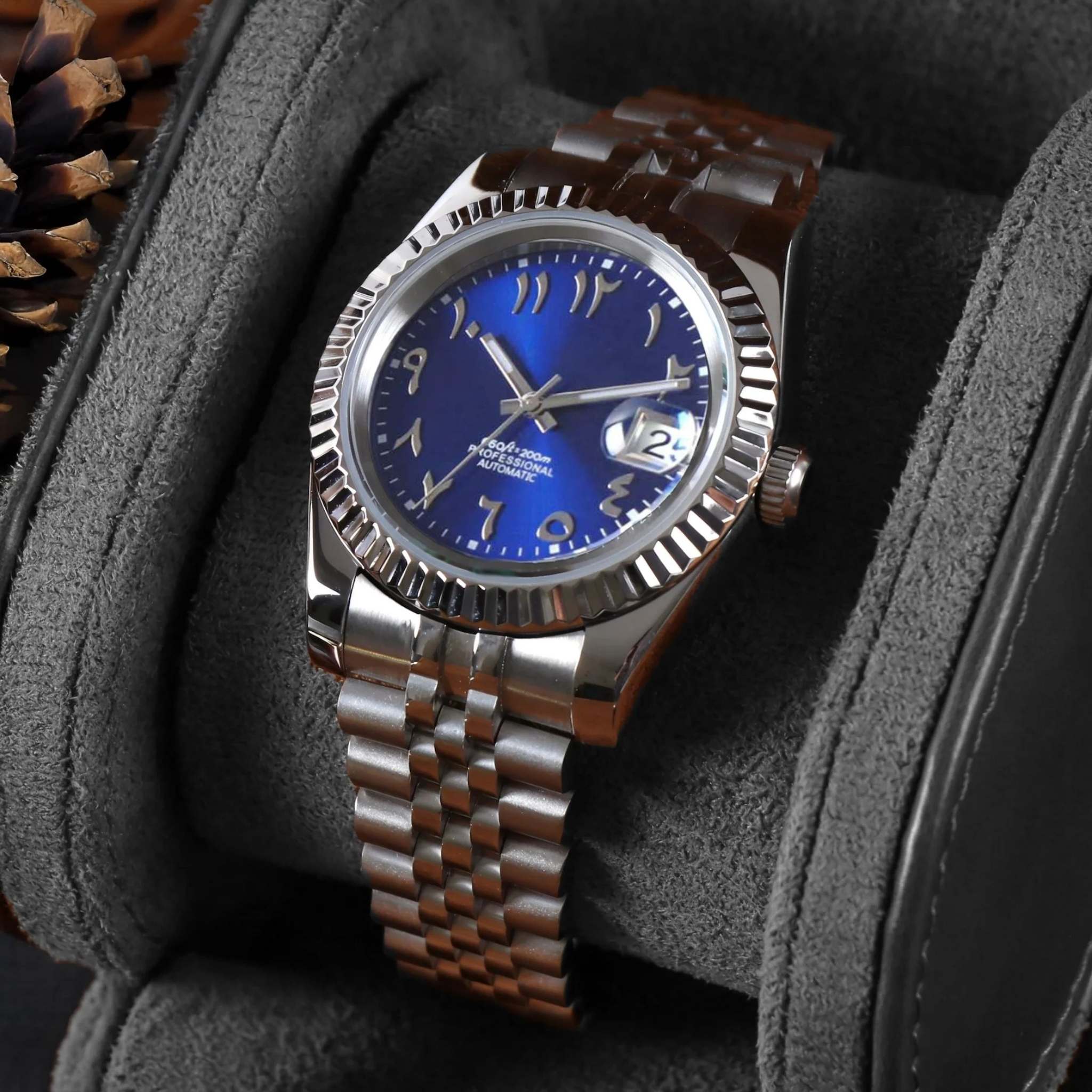 “Montre SEIKMOD Datejust Arabic Bleu NH35 vue de face, assemblée à la main en France, cadran bleu avec chiffres arabes et boîtier acier poli”