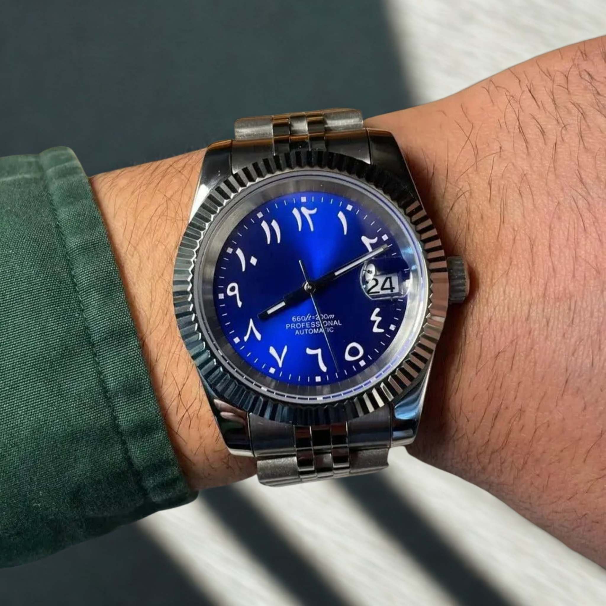 “Montre SEIKMOD Datejust Arabic Bleu NH35 portée au poignet, style élégant et finition acier inoxydable 316L”