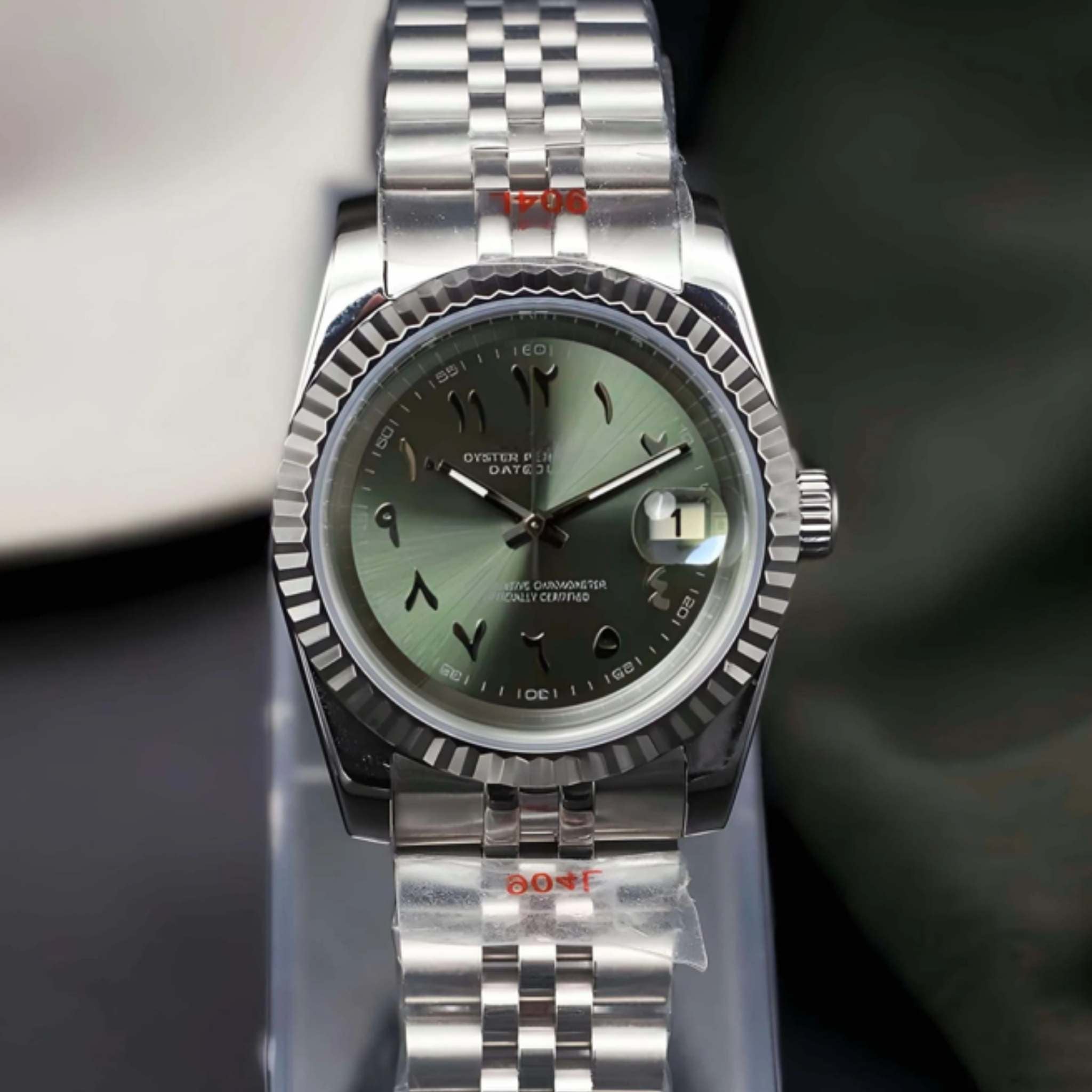 “Montre SEIKMOD Datejust Arabic Kaki NH35 vue complète à plat, cadran kaki et finition acier poli”