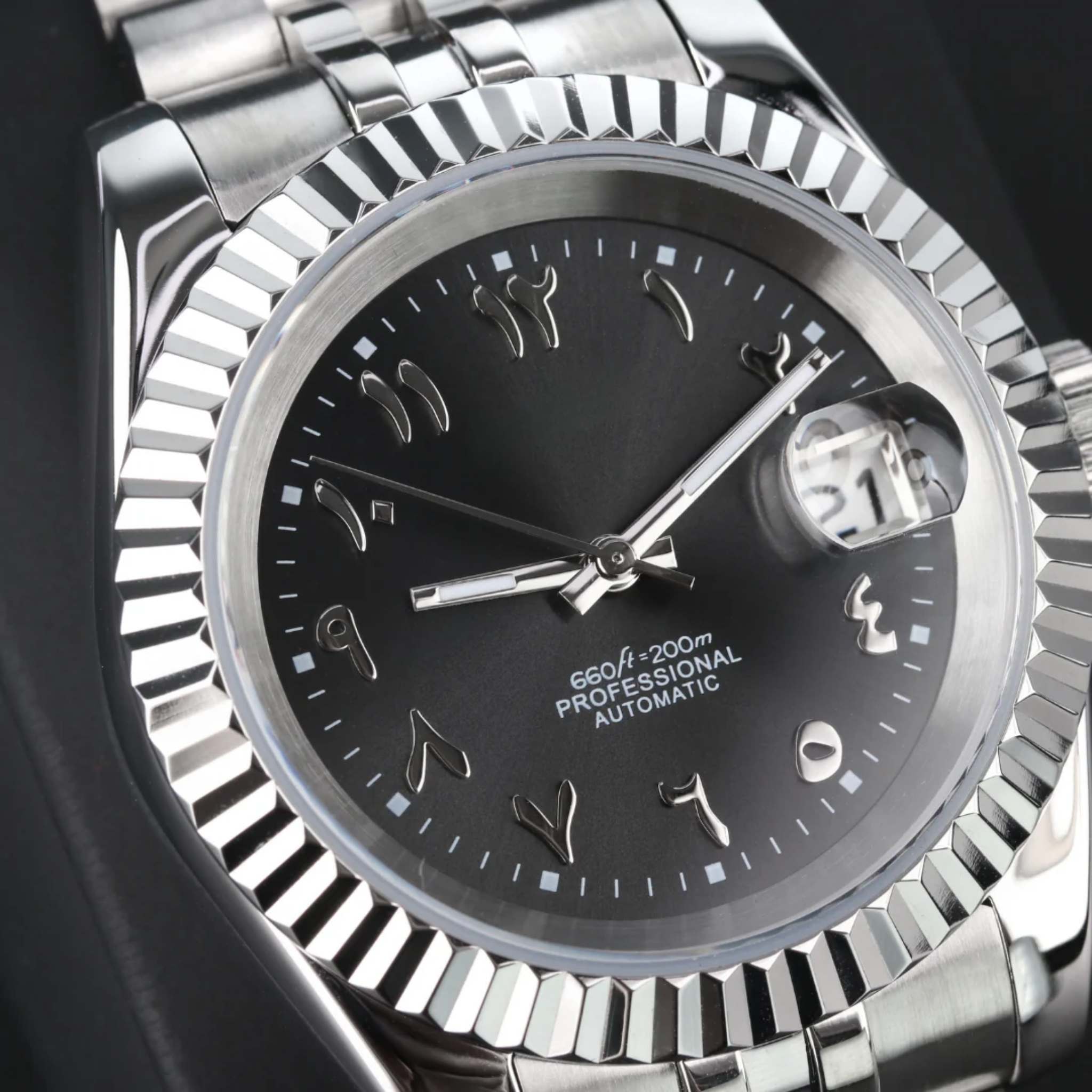“Cadran noir de la montre SEIKMOD Datejust Arabic Noir NH35 avec chiffres arabes et aiguilles luminescentes”