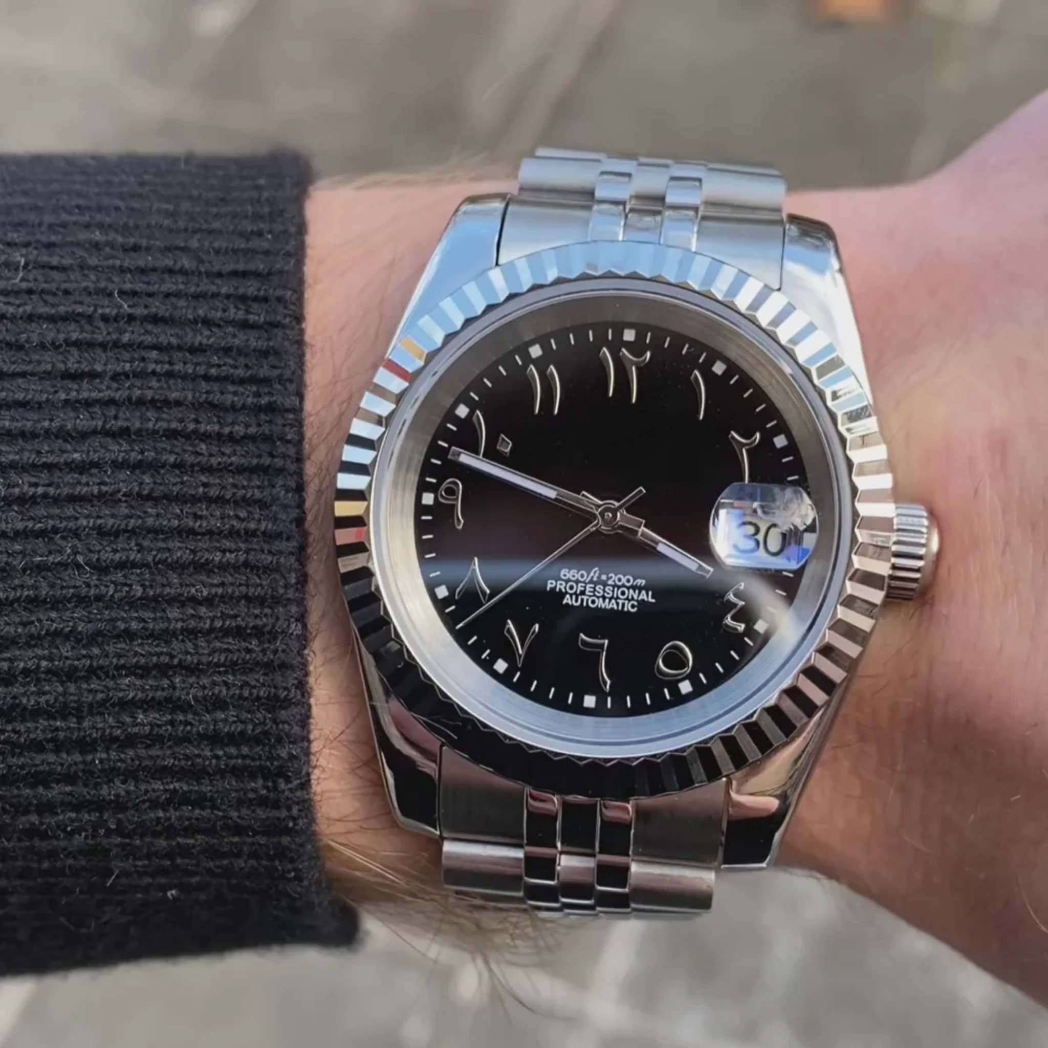 “Montre SEIKMOD Datejust Arabic Noir NH35 portée au poignet, style élégant et boîtier en acier inoxydable 316L”