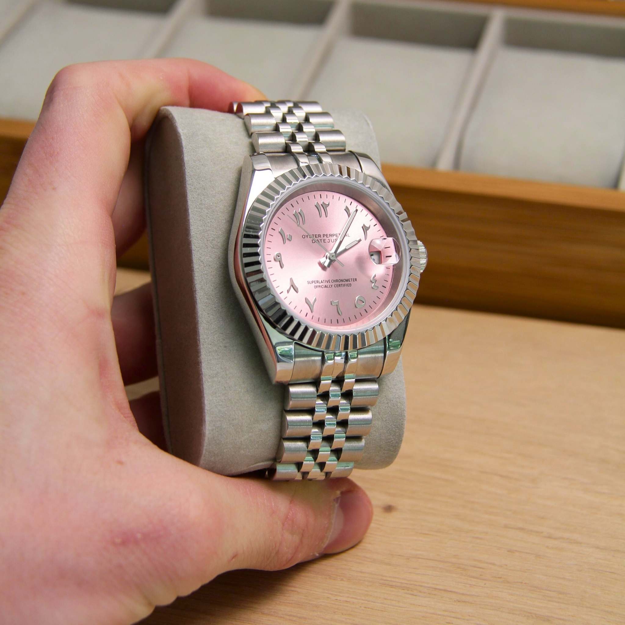 “Montre SEIKMOD Datejust Arabic Rose NH35 vue complète à plat, cadran rose avec chiffres arabes et boîtier acier brillant”