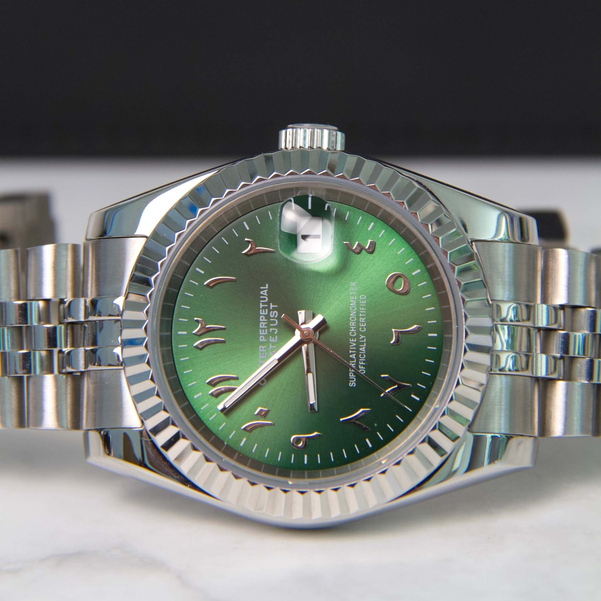 “Détail du cadran texturé vert de la montre SEIKMOD Datejust Arabic Vert NH35, mouvement automatique Seiko Instruments Inc.”