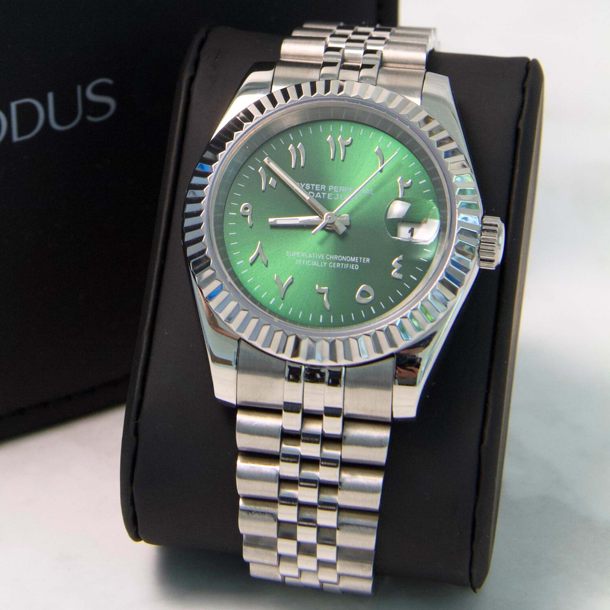 “Montre SEIKMOD Datejust Arabic Vert NH35 vue de face, assemblée à la main en France, cadran vert avec chiffres arabes et boîtier acier poli”