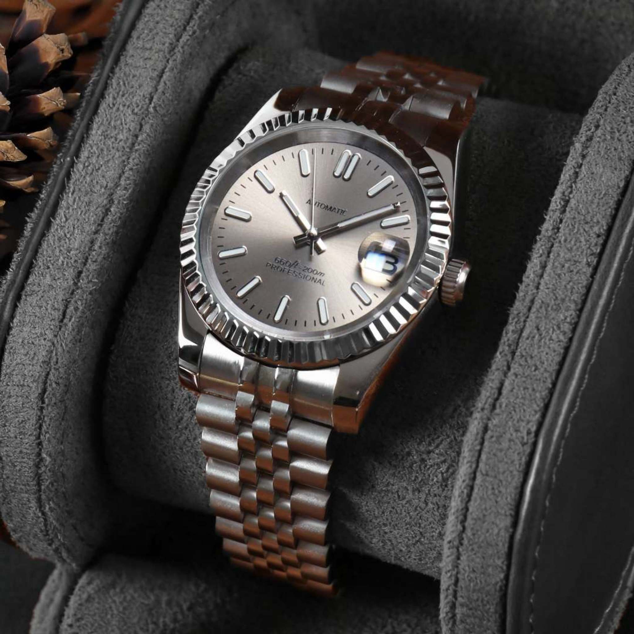 “Montre SEIKMOD Datejust Champagne NH35 vue de face, assemblée à la main en France, cadran champagne et boîtier acier poli”