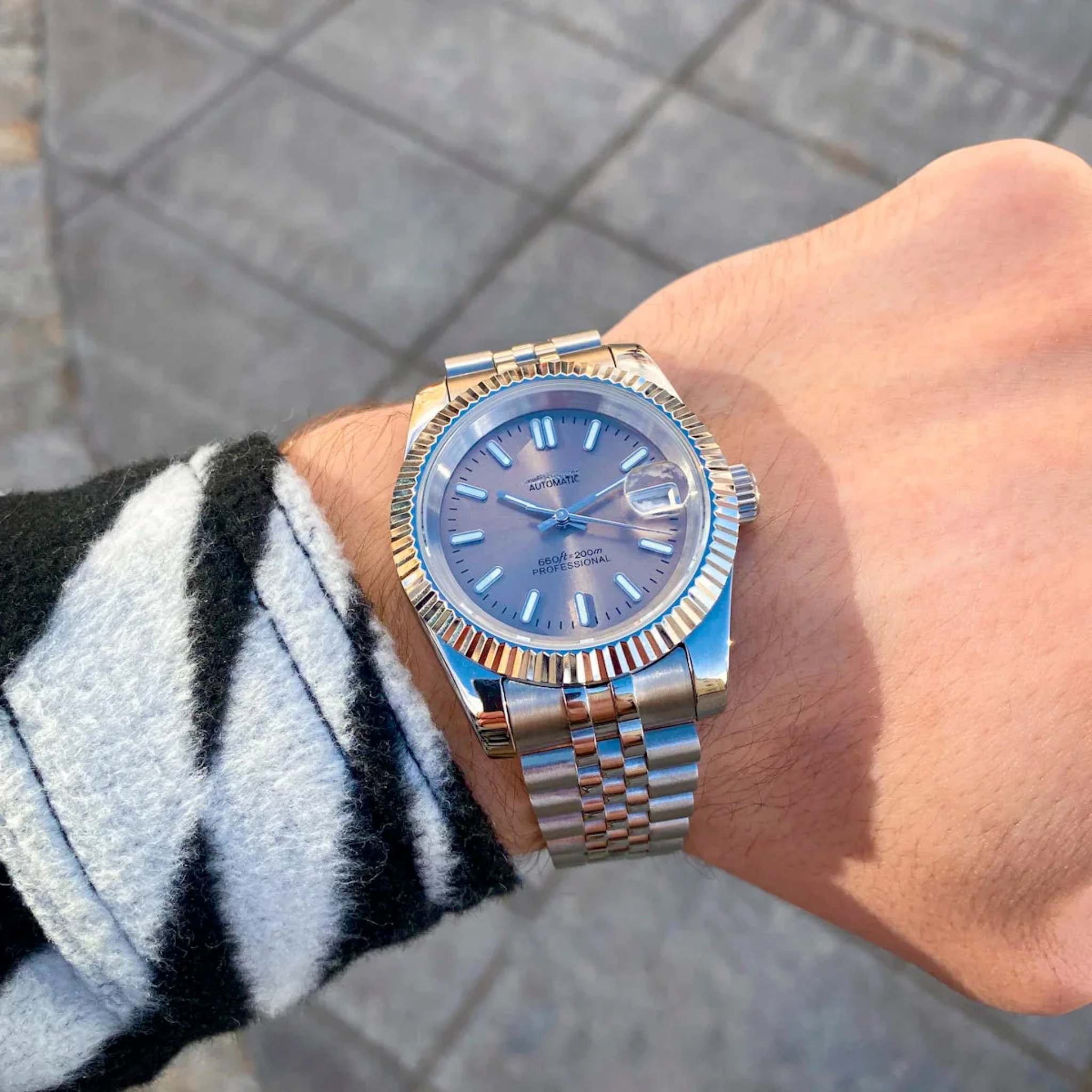 “Montre SEIKMOD Datejust Champagne NH35 portée au poignet, style élégant et boîtier en acier inoxydable 316L”