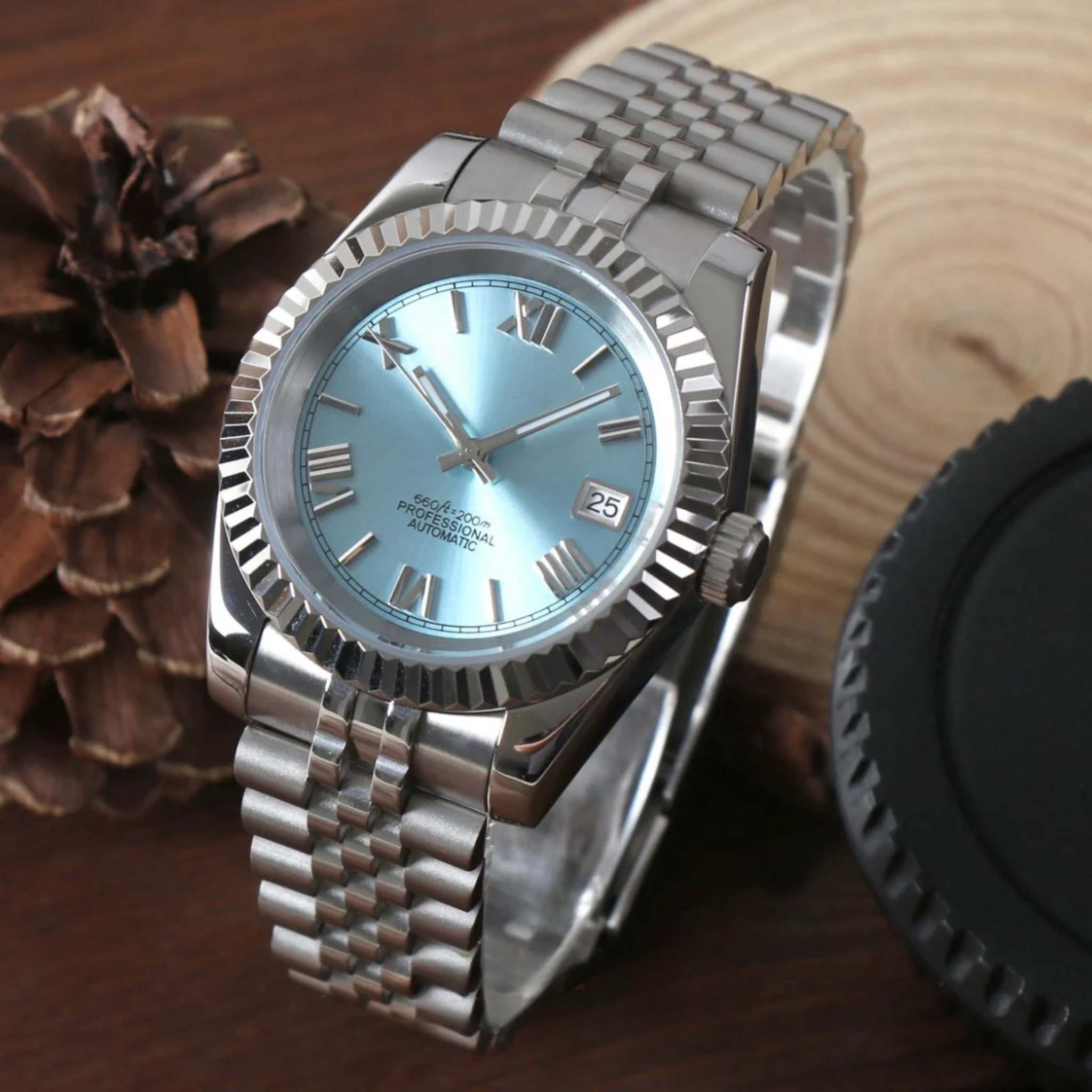 “Détail du cadran texturé bleu de la montre SEIKMOD Datejust Chiffres Romains Bleu NH35, mouvement automatique Seiko Instruments Inc.”