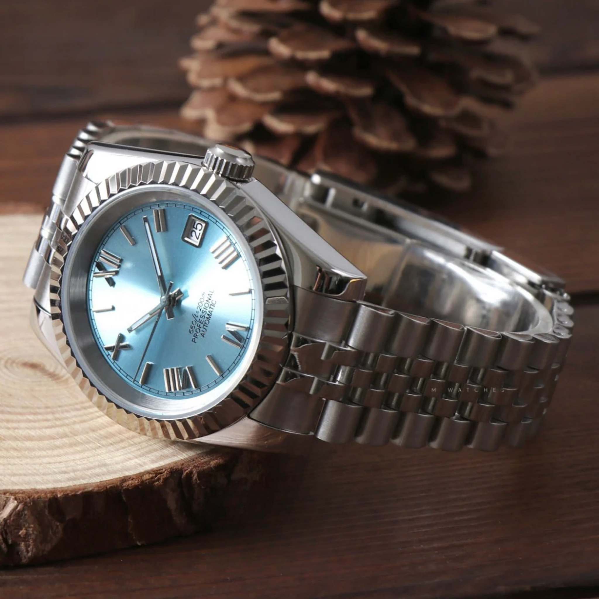 “Montre SEIKMOD Datejust Chiffres Romains Bleu NH35 vue complète à plat, cadran bleu profond avec chiffres romains argentés”