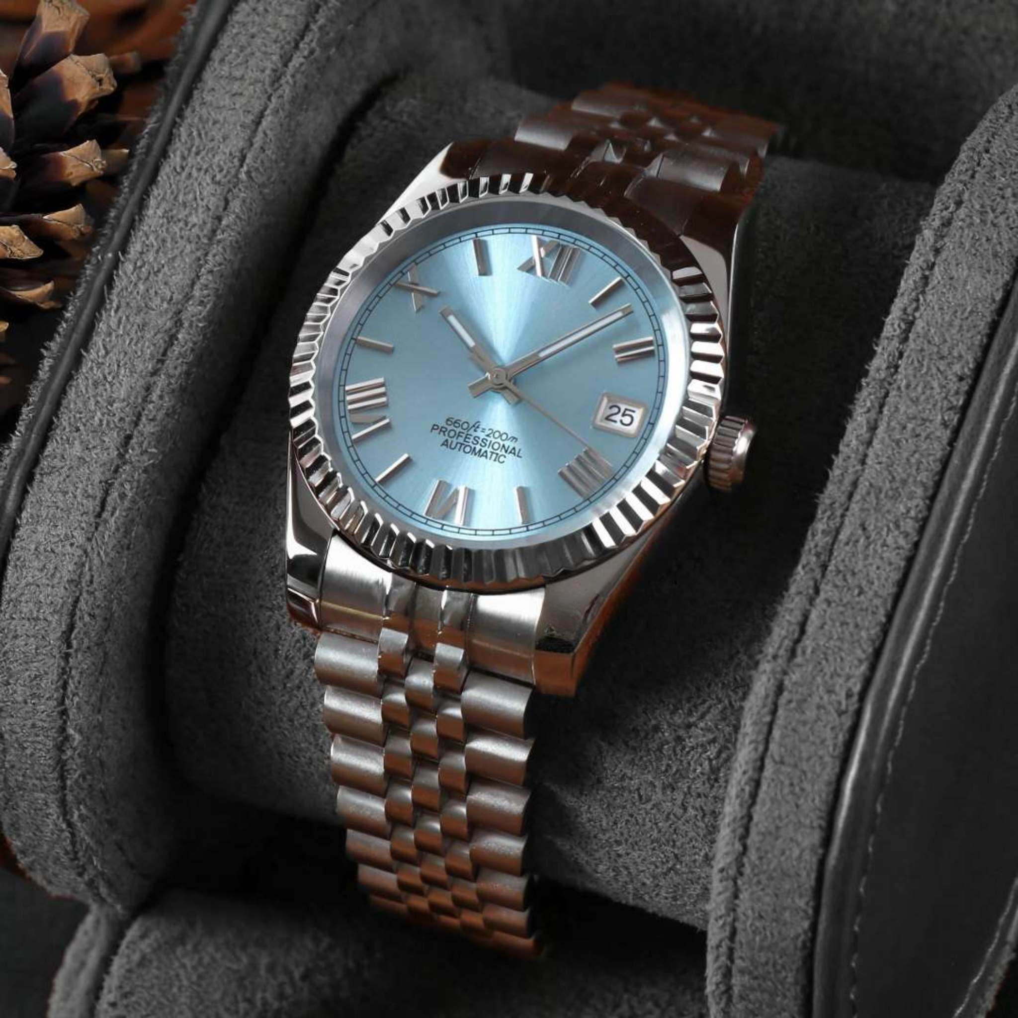 “Montre SEIKMOD Datejust Chiffres Romains Bleu NH35 vue de face, assemblée à la main en France, cadran bleu avec chiffres romains argentés et boîtier acier poli”