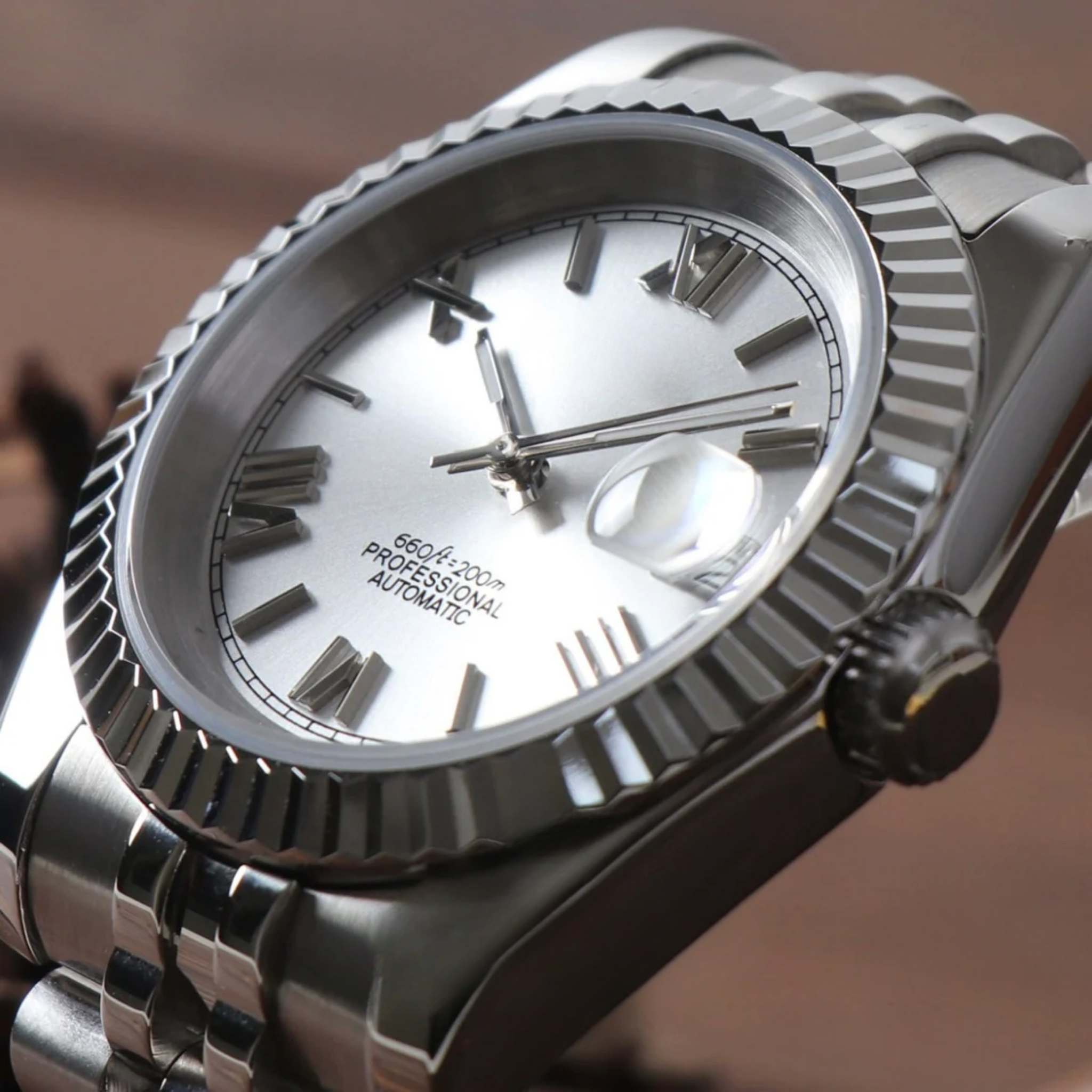 “Détail du cadran texturé gris de la montre SEIKMOD Datejust Chiffres Romains Gris NH35, mouvement automatique Seiko Instruments Inc.”