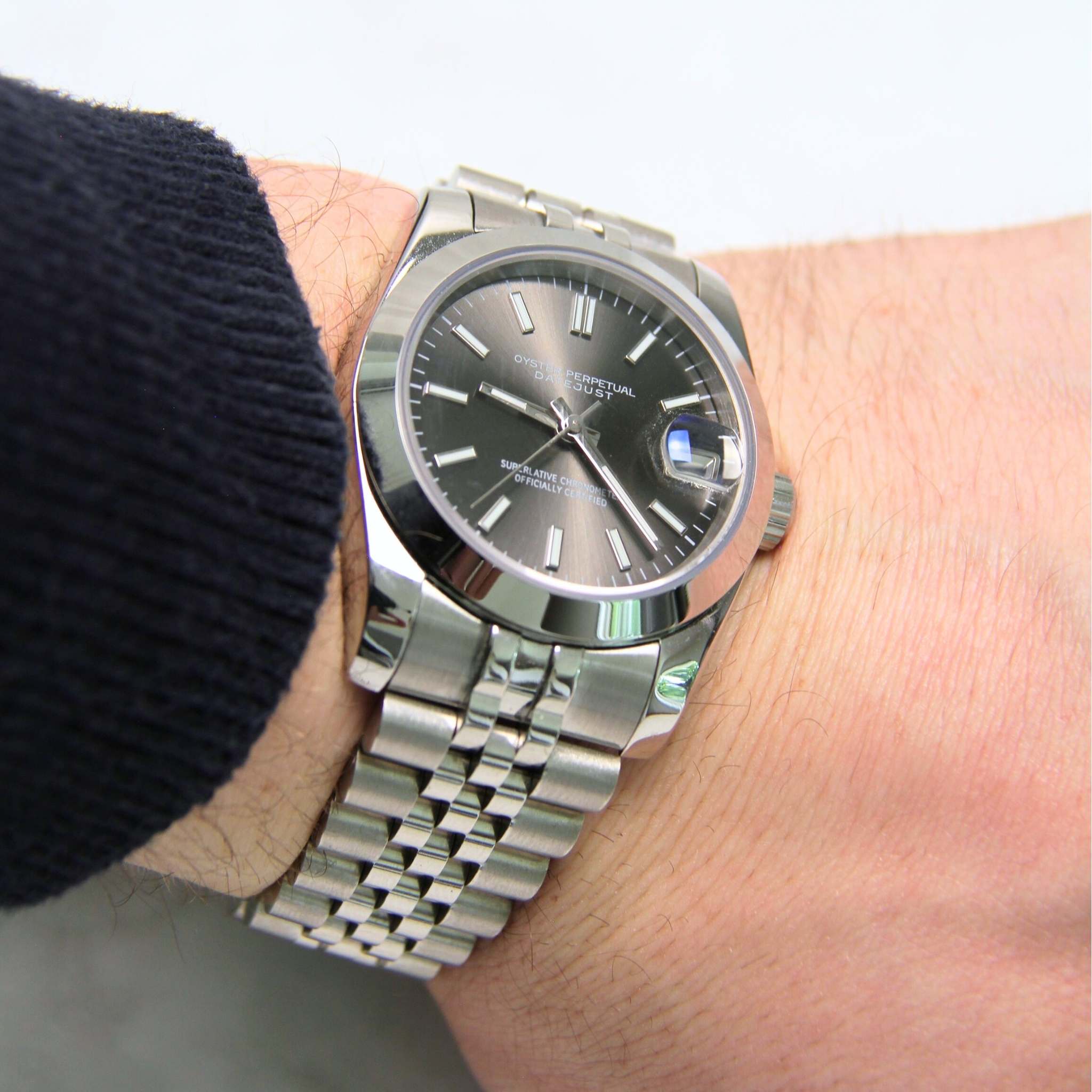 “Montre SEIKMOD Datejust Gris 36mm NH35 portée au poignet, style élégant et boîtier en acier inoxydable 316L”