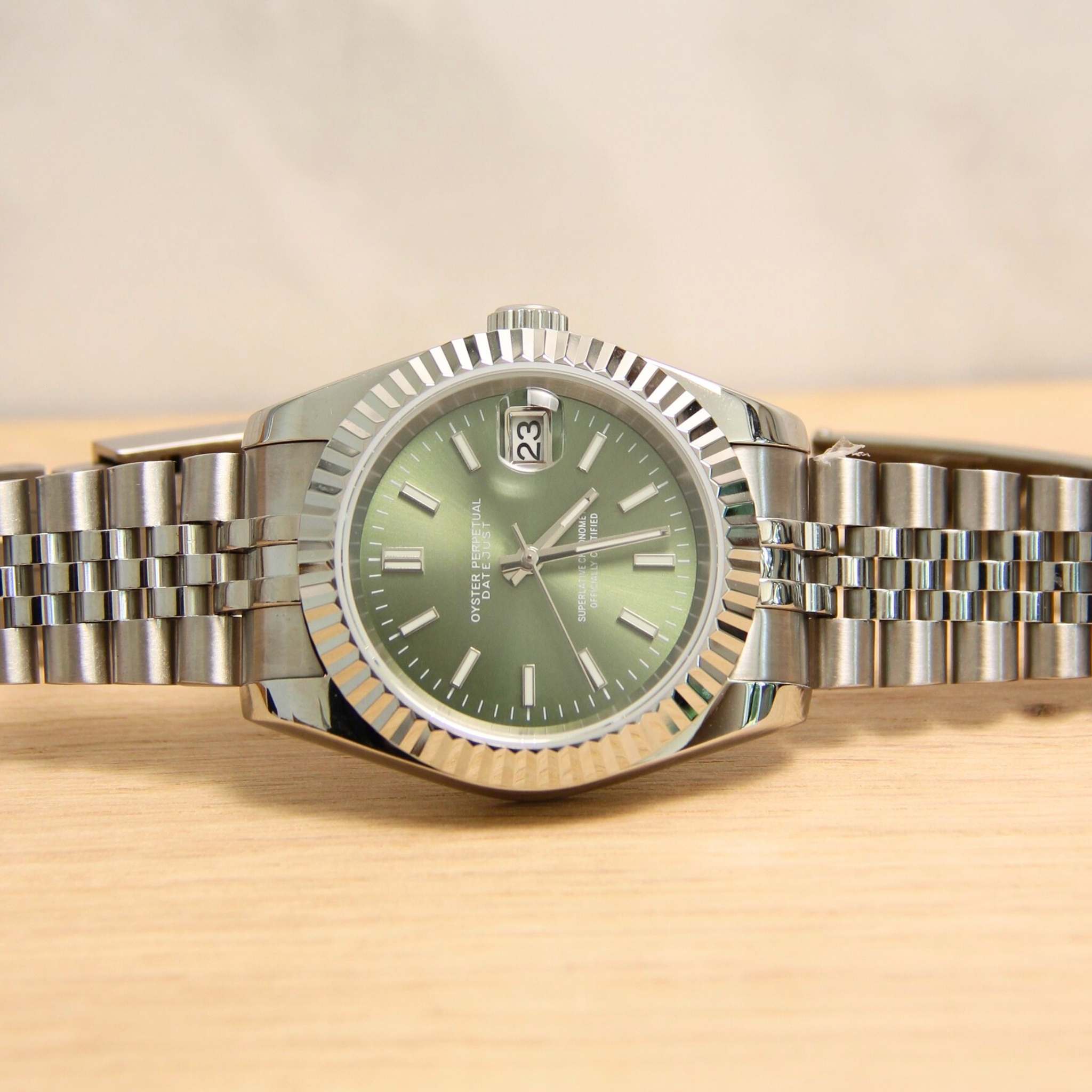 “Détail du cadran texturé kaki de la montre SEIKMOD Datejust Kaki NH35, mouvement automatique Seiko Instruments Inc.”