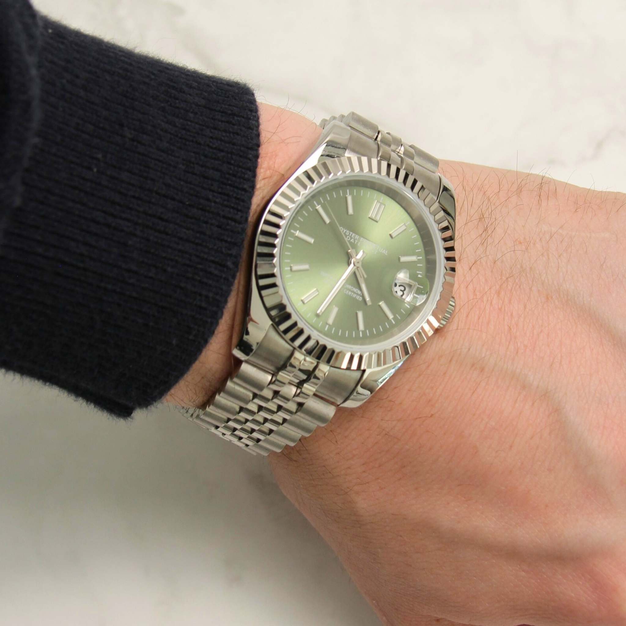 “Montre SEIKMOD Datejust Kaki NH35 portée au poignet, style élégant et boîtier en acier inoxydable 316L”