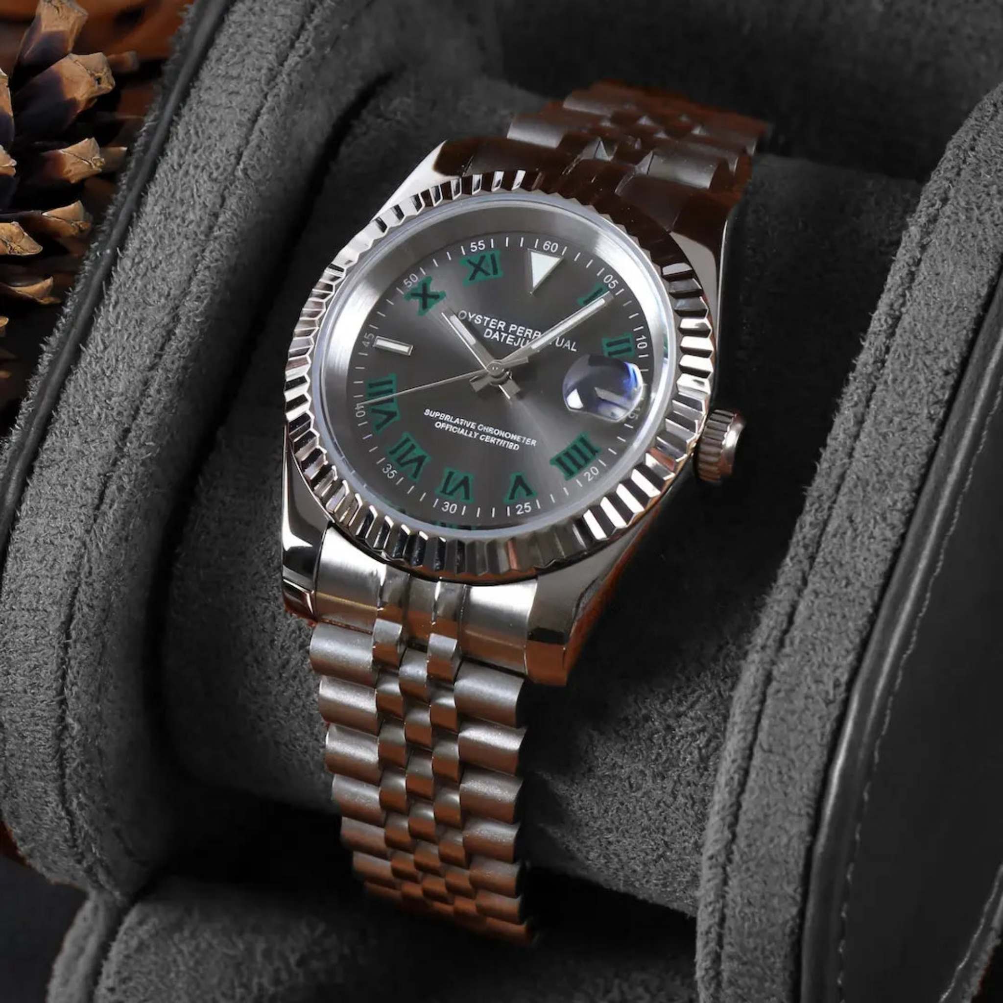 “Montre SEIKMOD Datejust Wimbledon NH35 vue de face, assemblée à la main en France, cadran gris et vert inspiré du modèle Wimbledon, boîtier acier poli”
