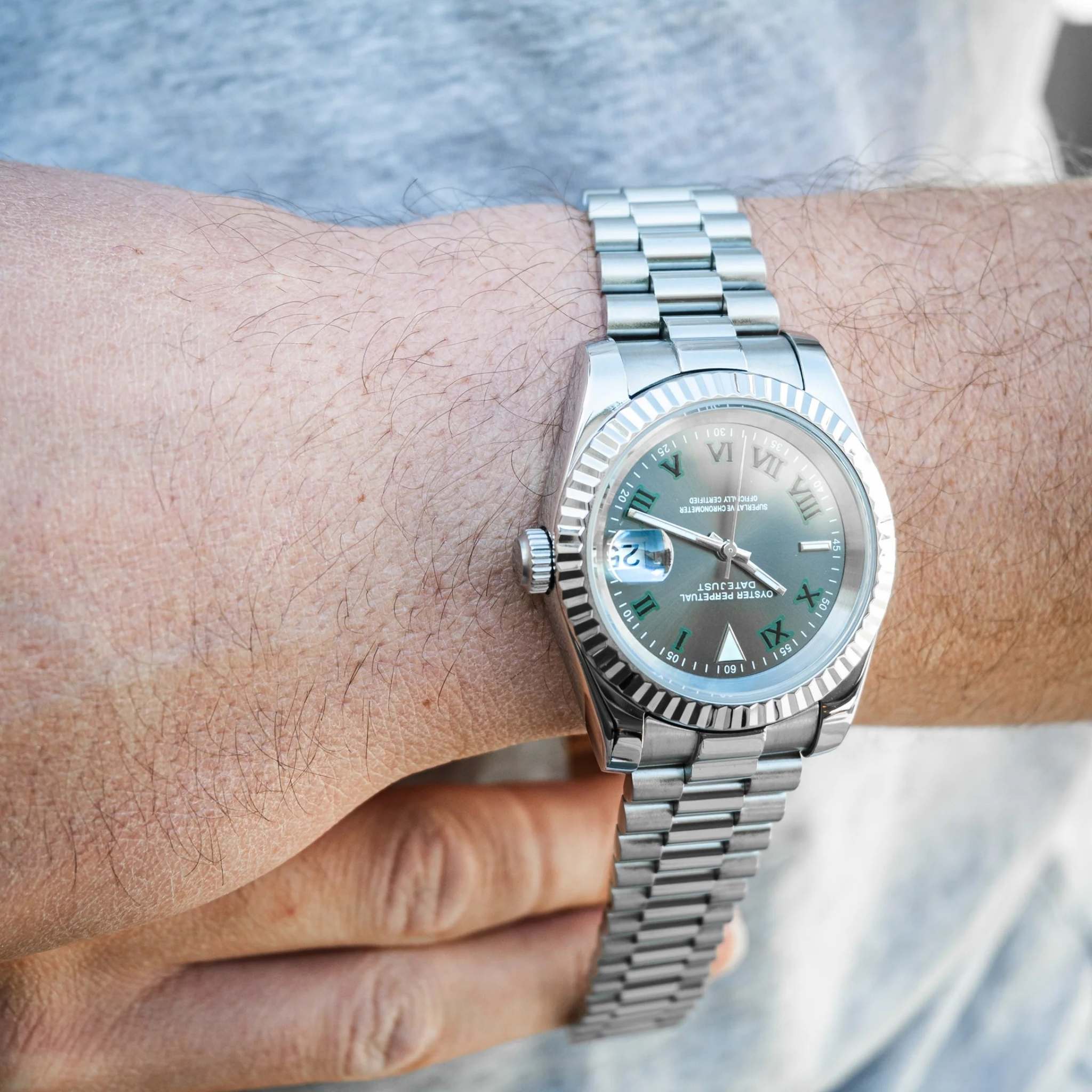 “Montre SEIKMOD Datejust Wimbledon NH35 portée au poignet, style sport chic et finition acier inoxydable 316L”