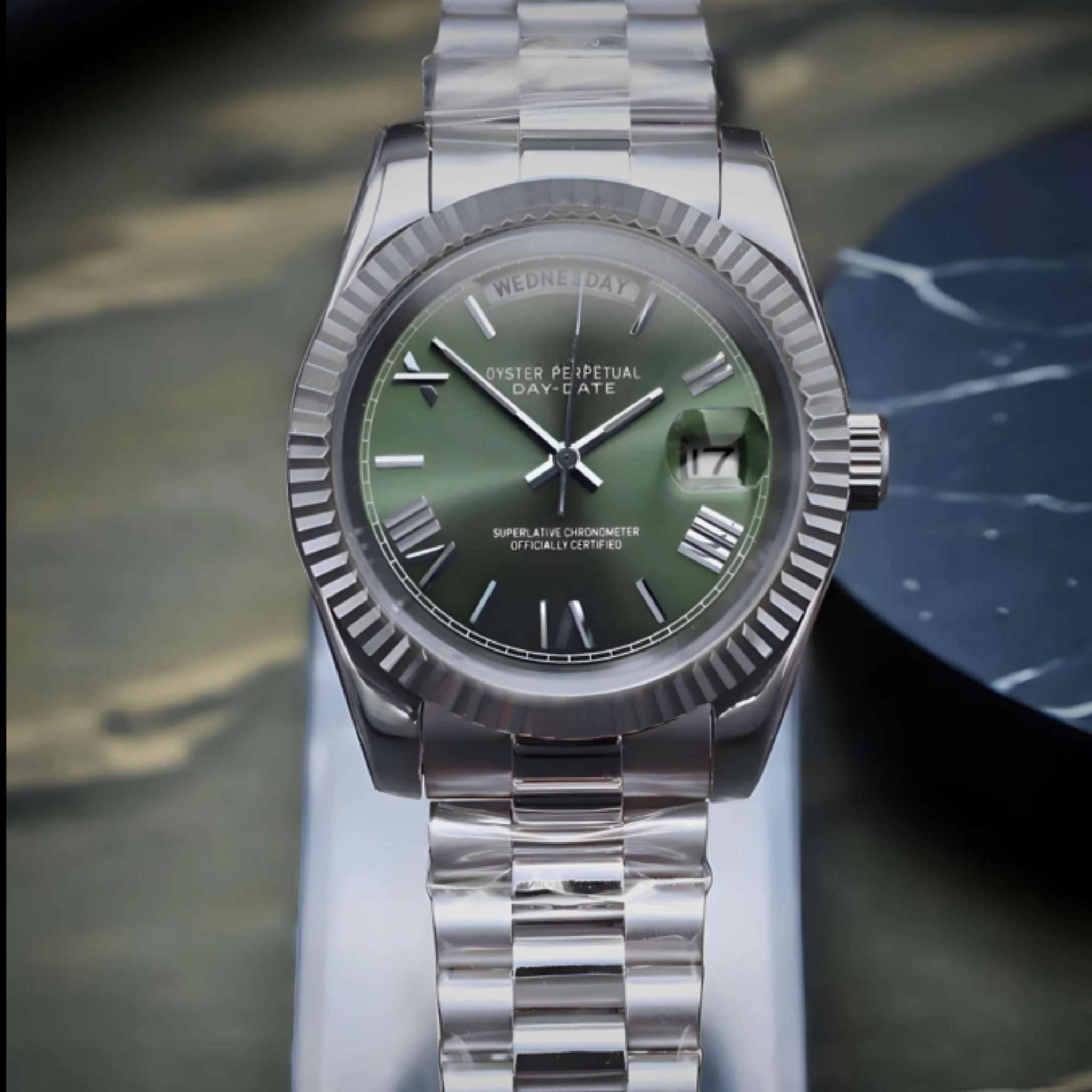 “Montre SEIKMOD Daydate Chiffres Romains Kaki équipée du mouvement automatique CITIZEN Miyota 8285, cadran kaki et boîtier acier poli, assemblée à la main en France”