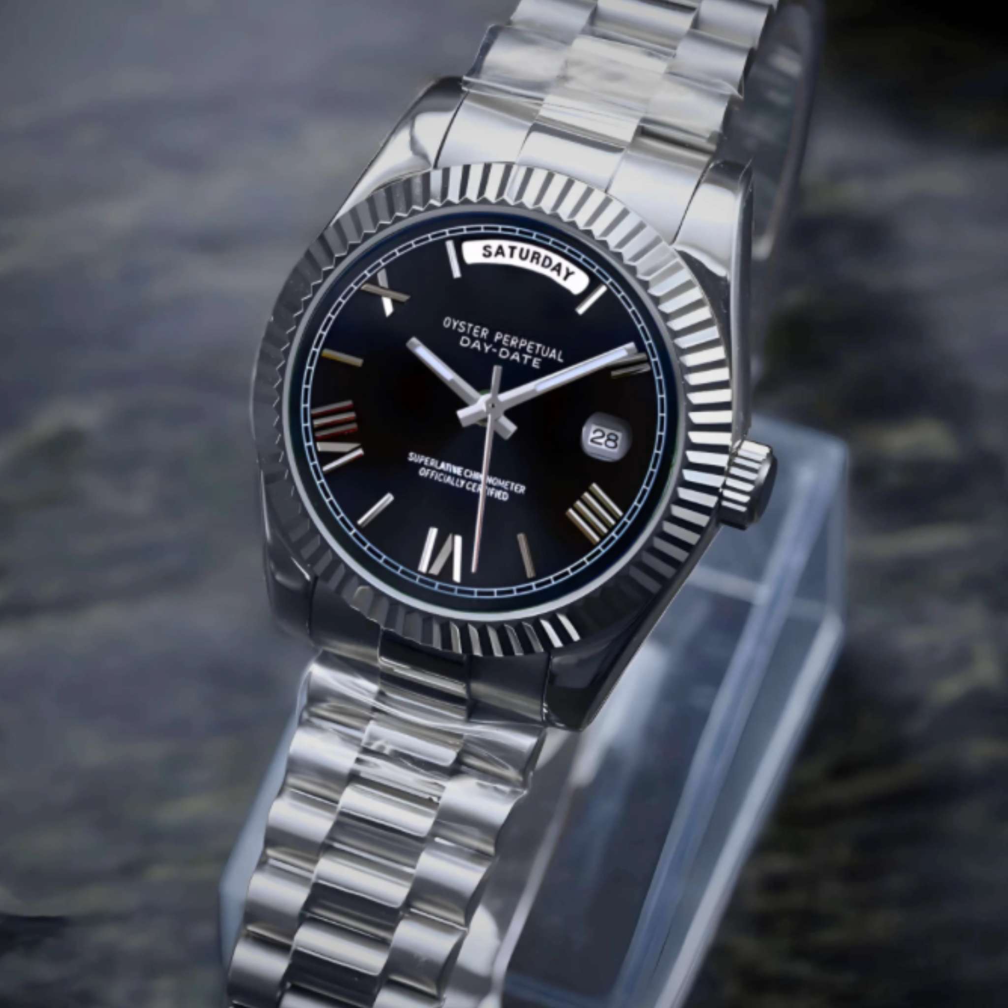 “Détail du cadran noir texturé de la montre SEIKMOD Daydate Chiffres Romains Noir Miyota 8285, mouvement automatique CITIZEN”