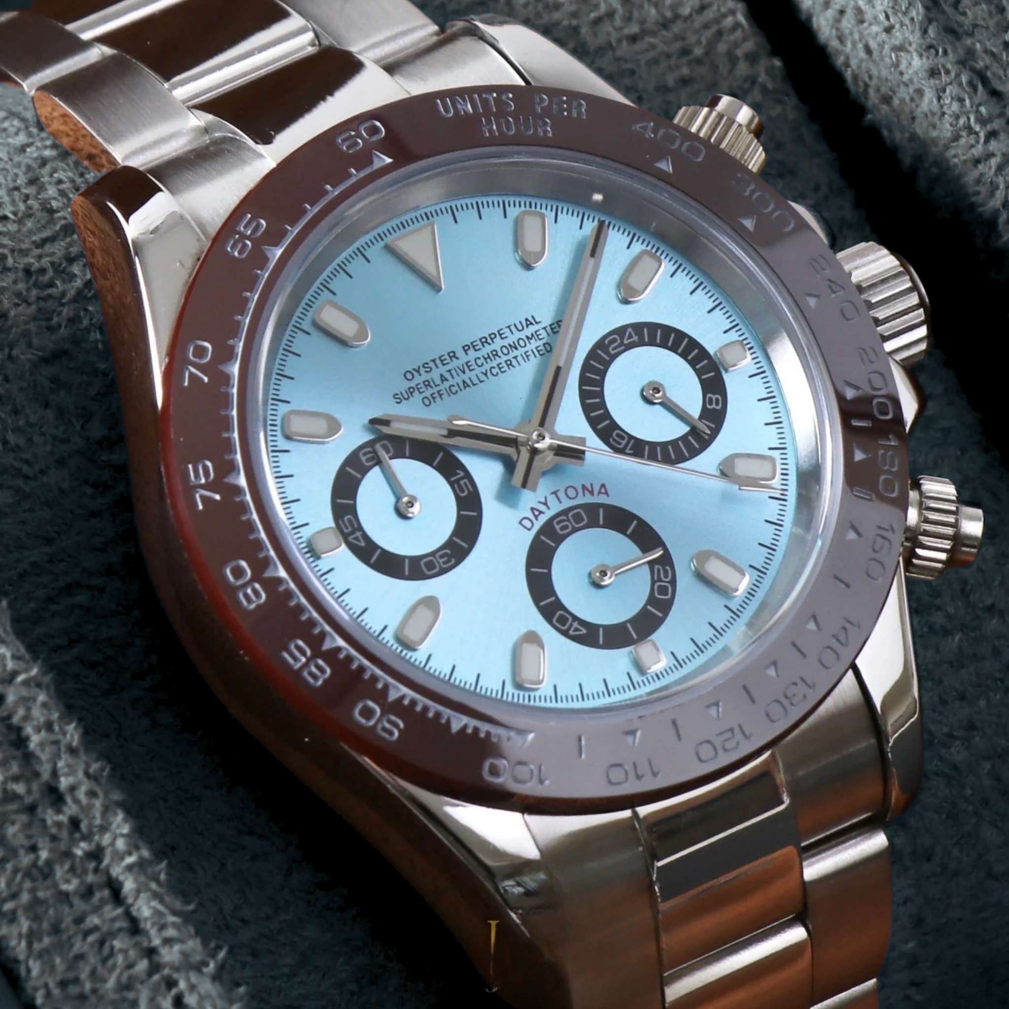 “Cadran bleu ciel de la montre SEIKMOD Daytona VK63 avec compteurs argentés et aiguilles luminescentes”