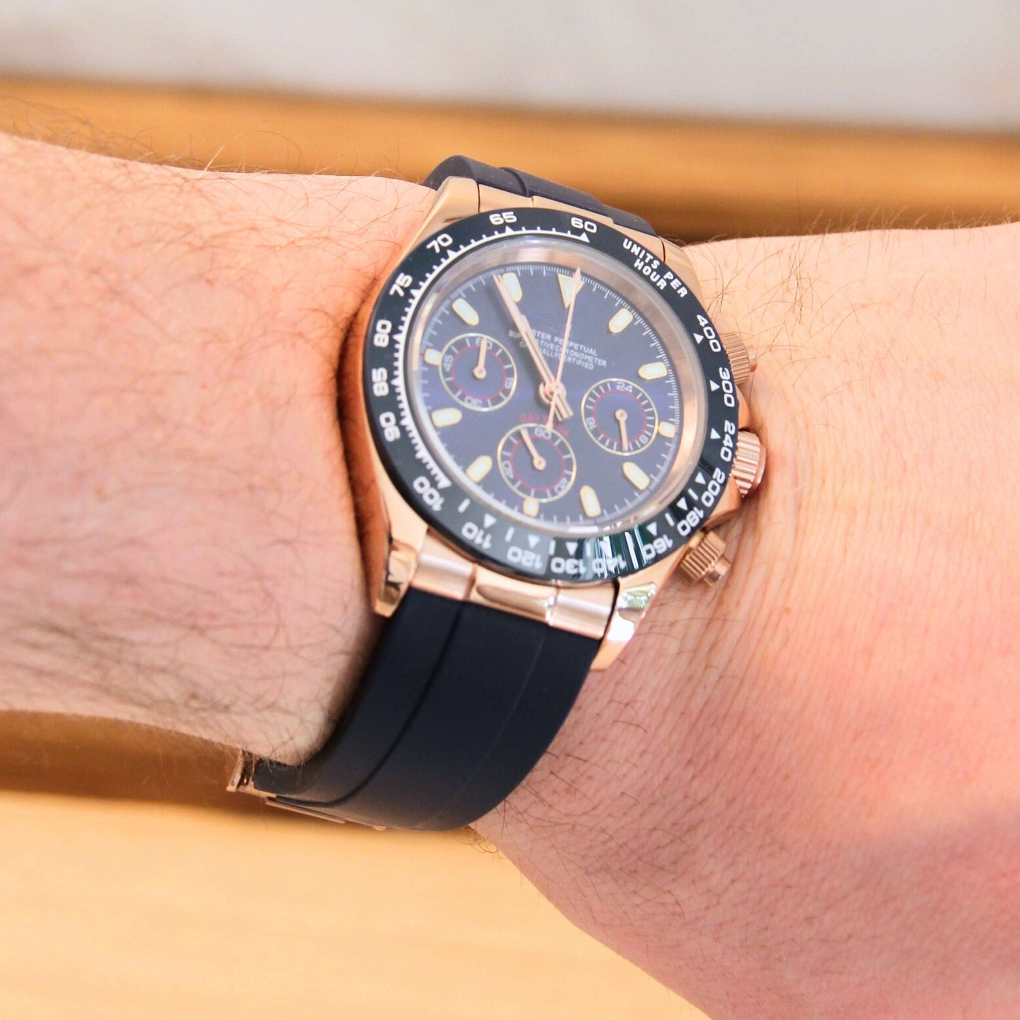 “Montre SEIKMOD Daytona Bleu Or Rose VK63 portée au poignet, design sport chic avec bracelet Oysterflex et boîtier or rose poli”