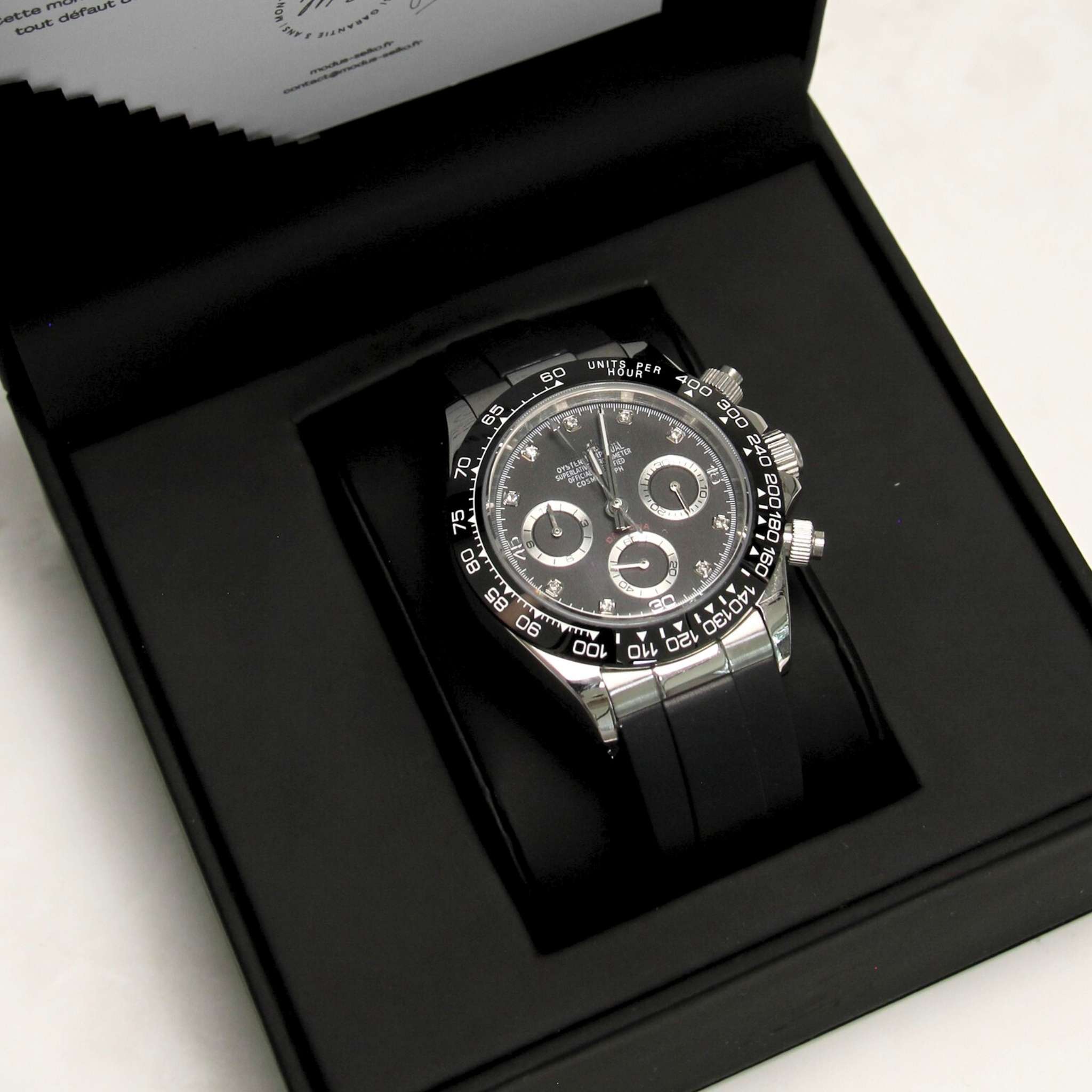 “Détail du cadran noir brillant avec index diamant et verre saphir anti-rayures de la montre SEIKMOD Daytona Diamant Noir VK63”