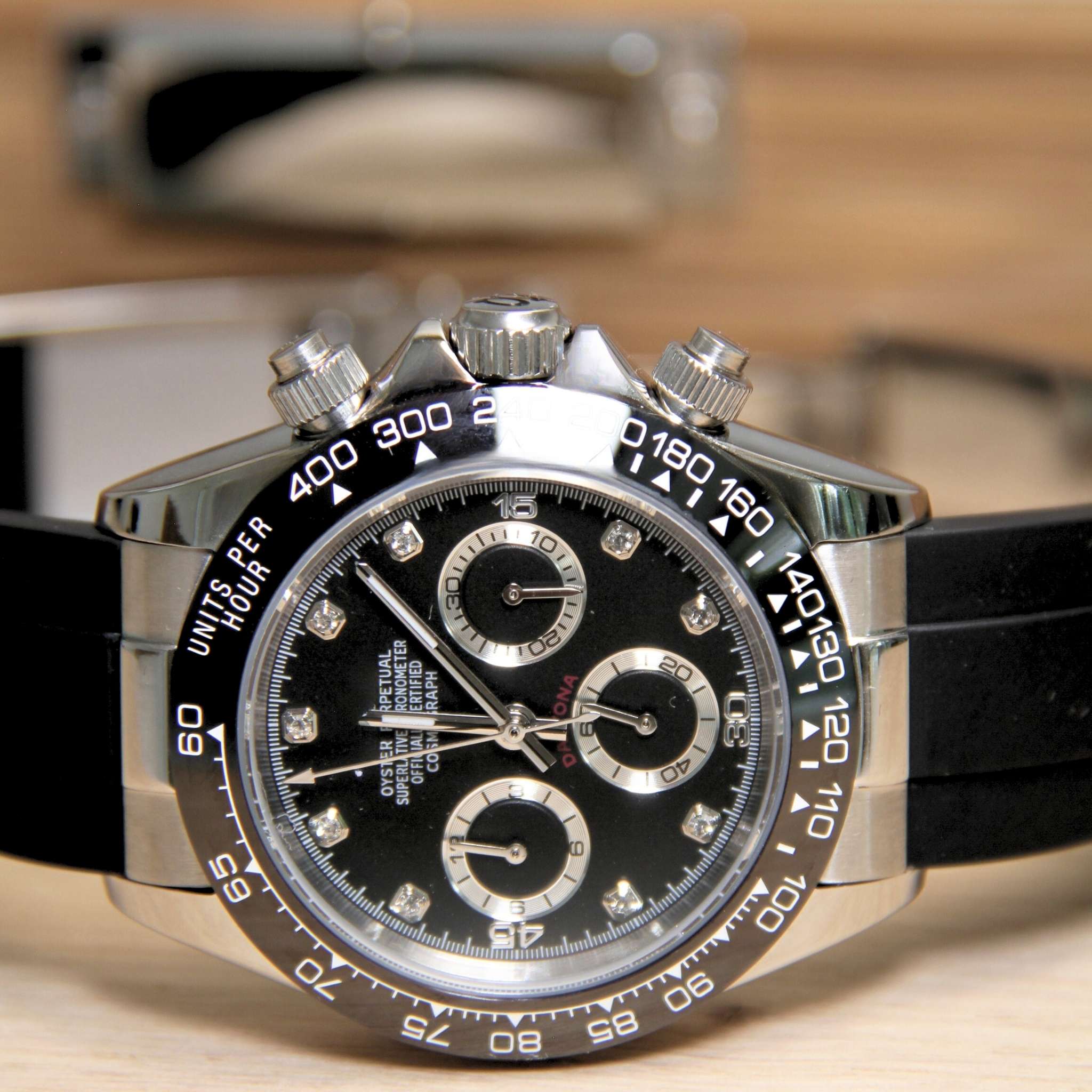 “Montre SEIKMOD Daytona Diamant Noir VK63 vue complète à plat, cadran noir serti et lunette tachymétrique en acier poli”