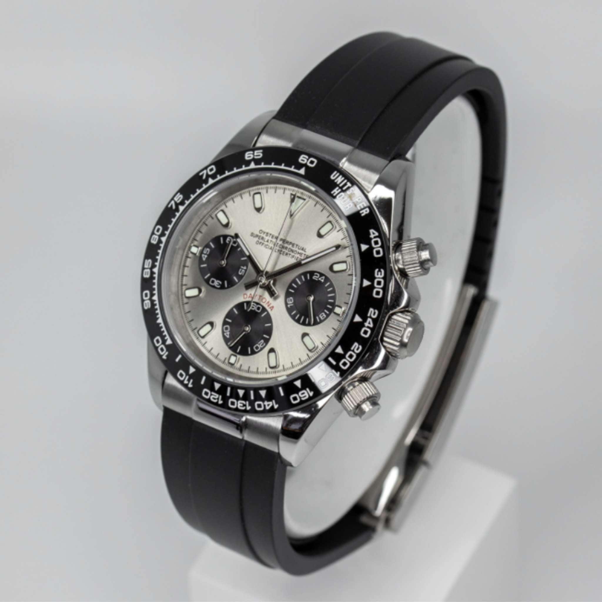 “Détail du cadran gris et du verre saphir anti-rayures de la montre SEIKMOD Daytona Gris Oysterflex VK63, mouvement chronographe Seiko Instruments Inc.”
