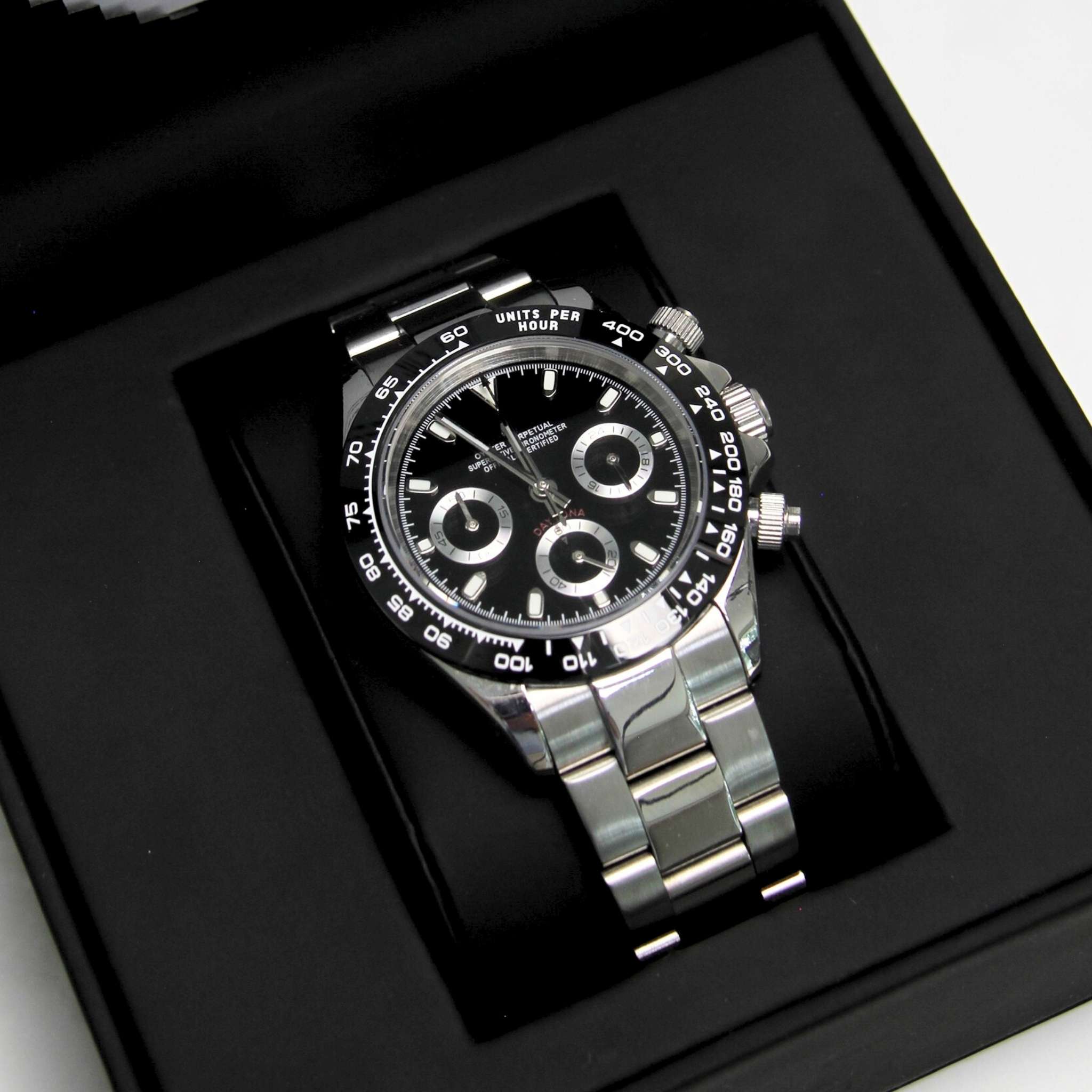 “Cadran noir de la montre SEIKMOD Daytona VK63 avec compteurs argentés et aiguilles luminescentes, design sport chic”