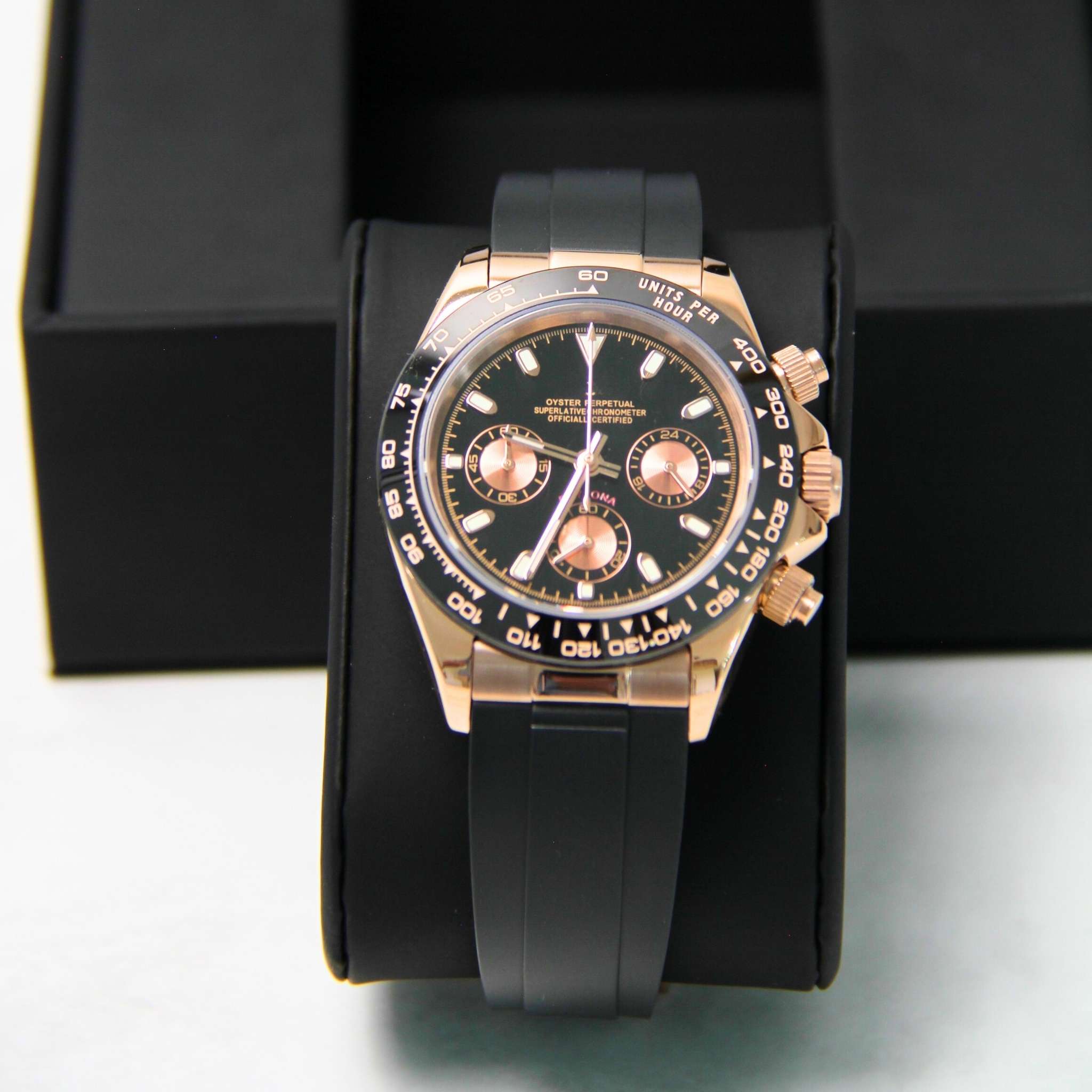 “Cadran noir de la montre SEIKMOD Daytona Or Rose VK63 avec compteurs chronographes et détails or rose”