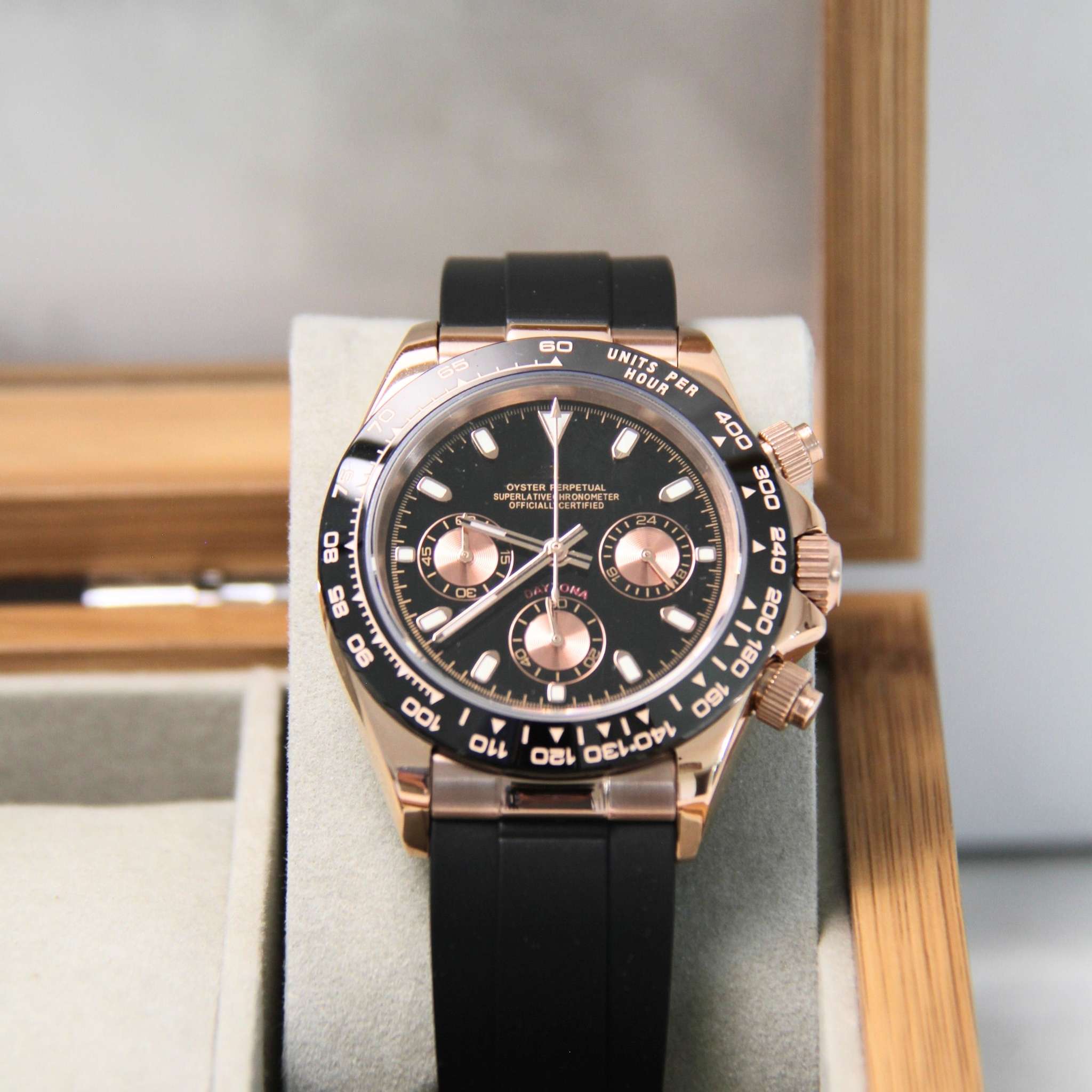 “Cadran noir de la montre SEIKMOD Daytona Or Rose VK63 avec compteurs chronographes et détails or rose”