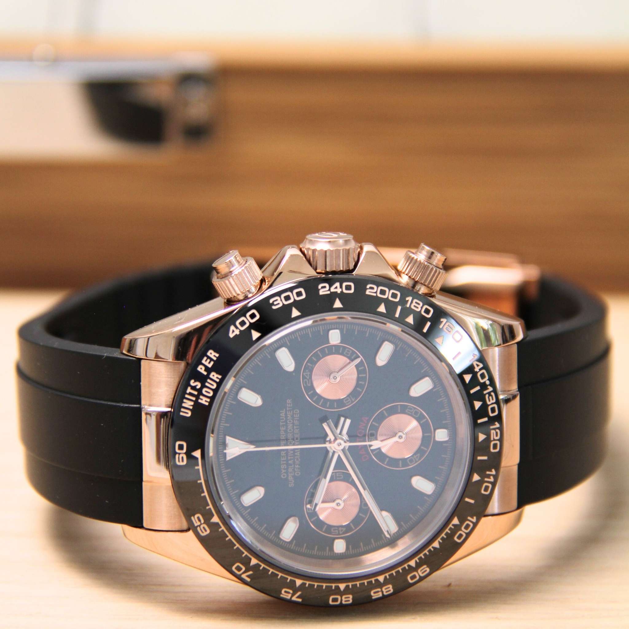 “Montre SEIKMOD Daytona Or Rose VK63 vue complète à plat, cadran noir et bracelet Oysterflex sport chic”