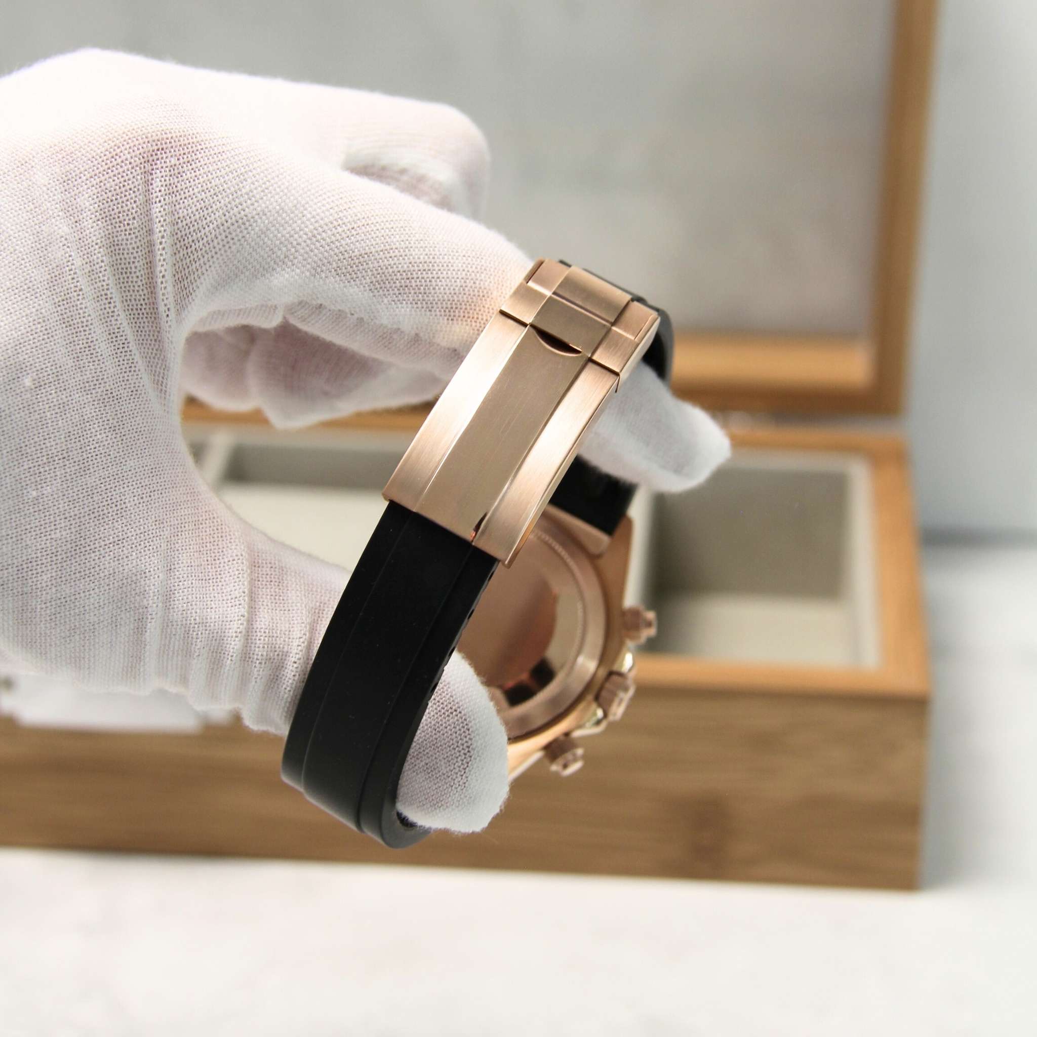 “Vue du fond de boîtier poli de la montre SEIKMOD Daytona Or Rose VK63, mouvement chronographe Seiko VK63 reconnu pour sa fiabilité”