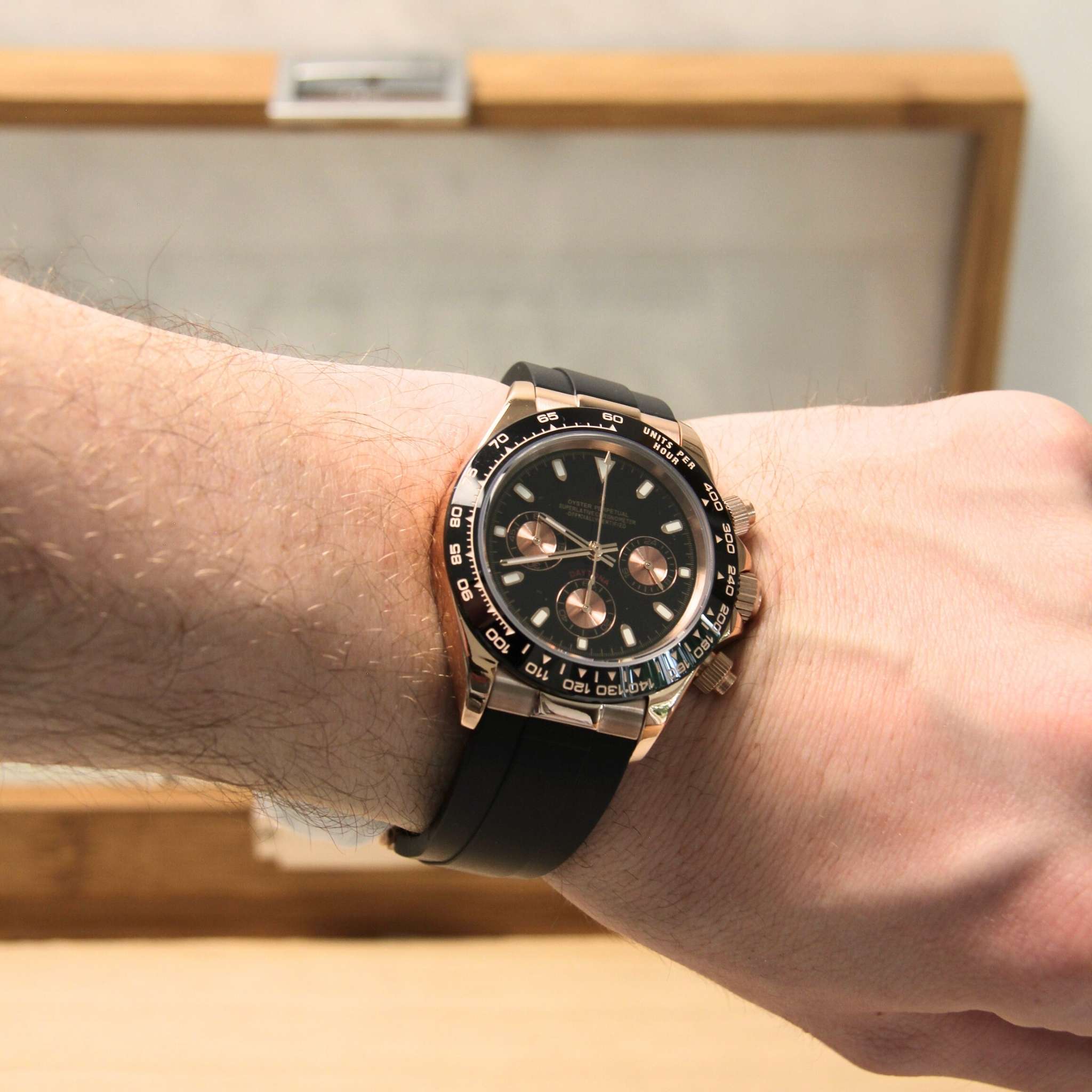 “Montre SEIKMOD Daytona Or Rose VK63 portée au poignet, design sport-luxe avec bracelet Oysterflex et boîtier or rose”