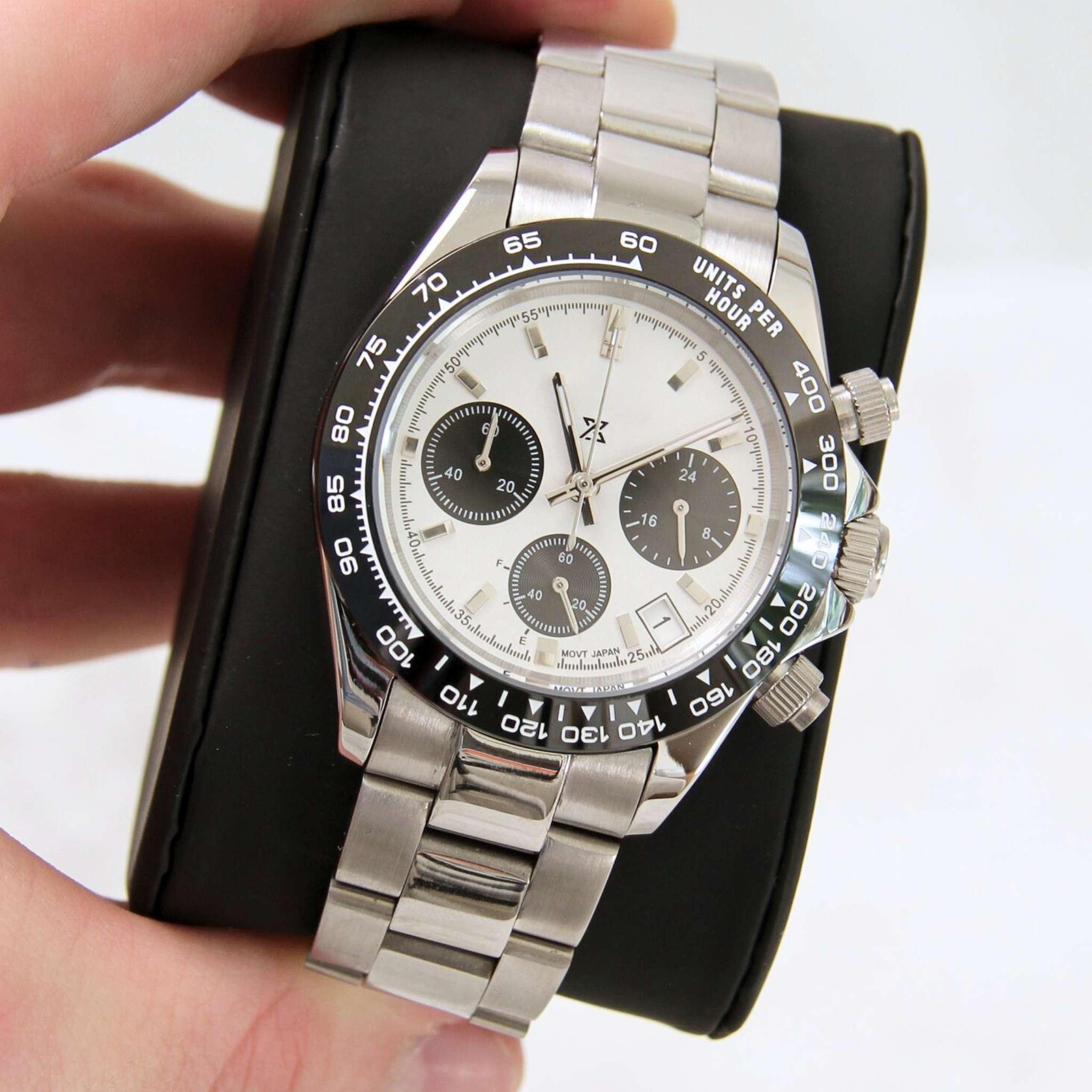 “Détail du cadran blanc brillant et du verre saphir anti-rayures de la montre SEIKMOD Daytona Panda Blanc VK63, mouvement chronographe Seiko Instruments Inc.”