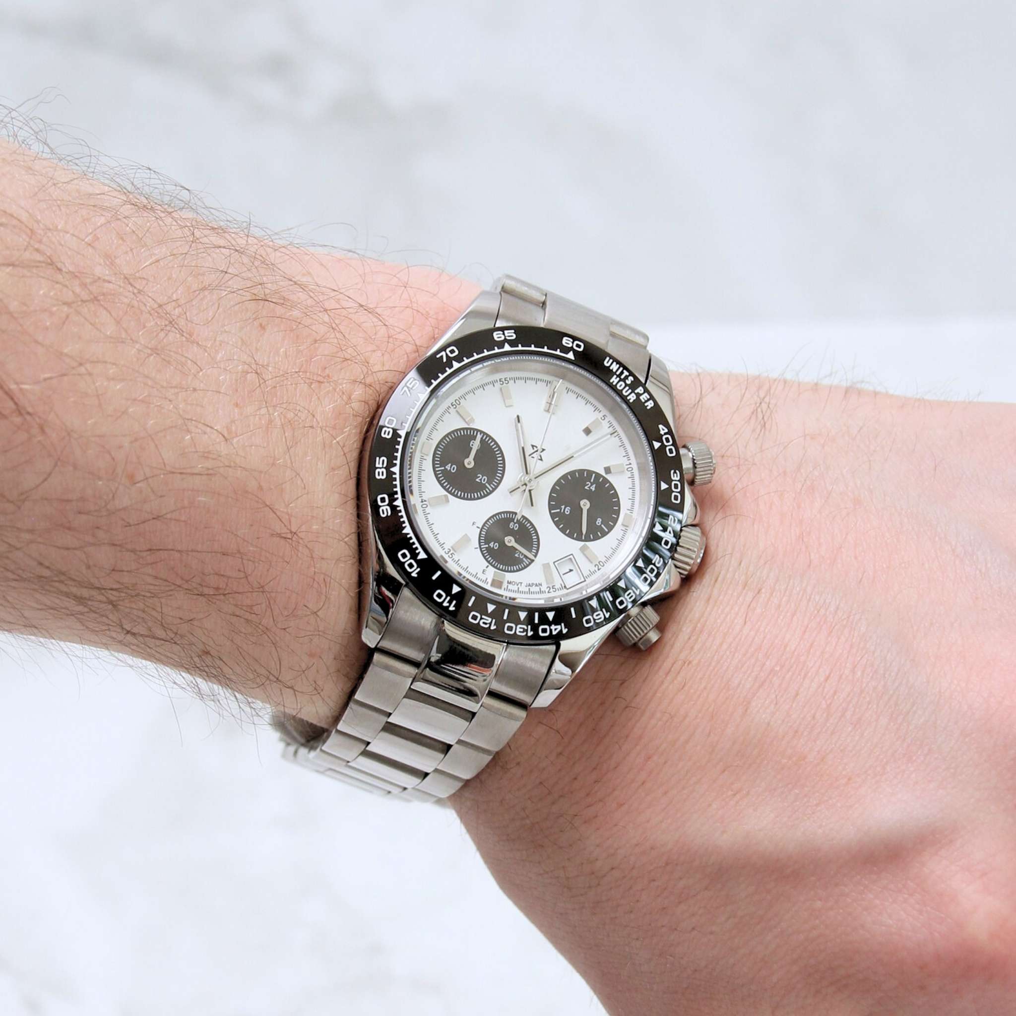 “Montre SEIKMOD Daytona Panda Blanc VK63 portée au poignet, design sport-chic et boîtier acier inoxydable 316L poli”