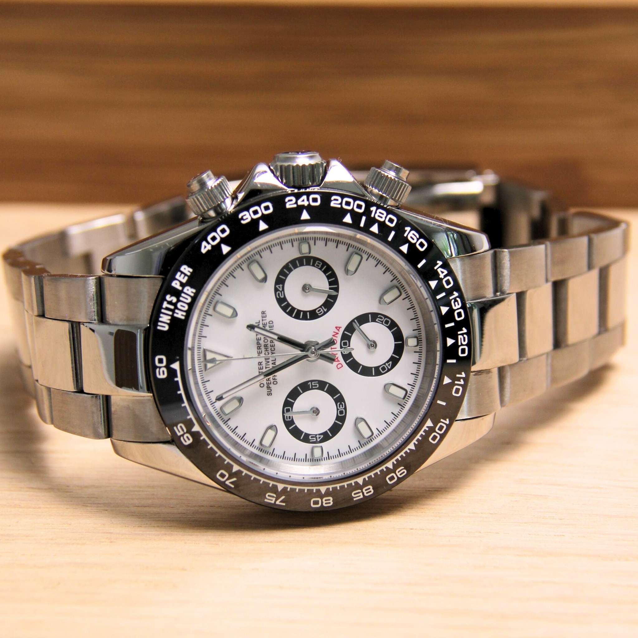 “Montre SEIKMOD Daytona Panda VK63 vue complète à plat, cadran blanc avec compteurs noirs et lunette tachymétrique”