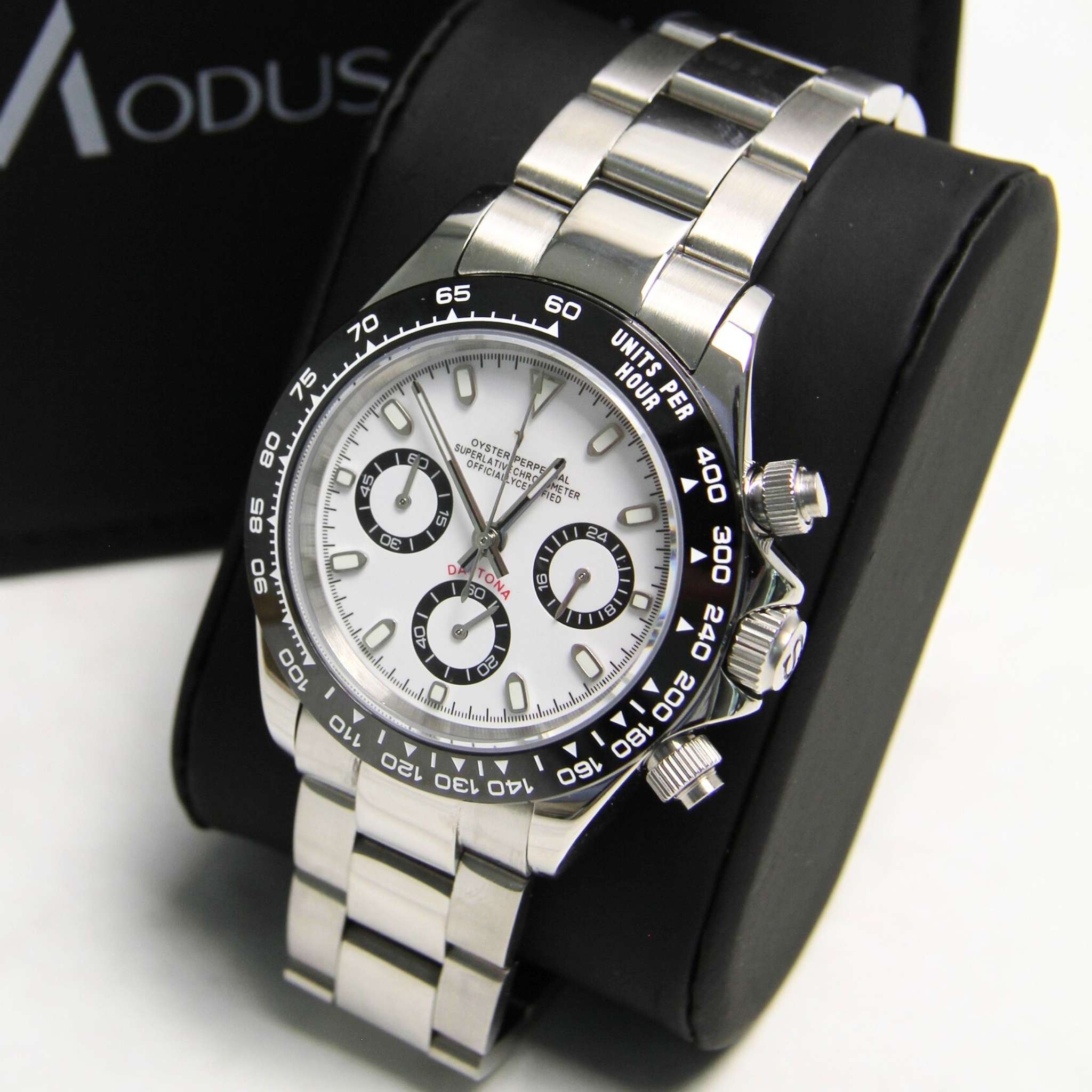 “Montre SEIKMOD Daytona Panda équipée du mouvement chronographe Seiko VK63, cadran blanc avec compteurs noirs et lunette tachymétrique, assemblée à la main en France”