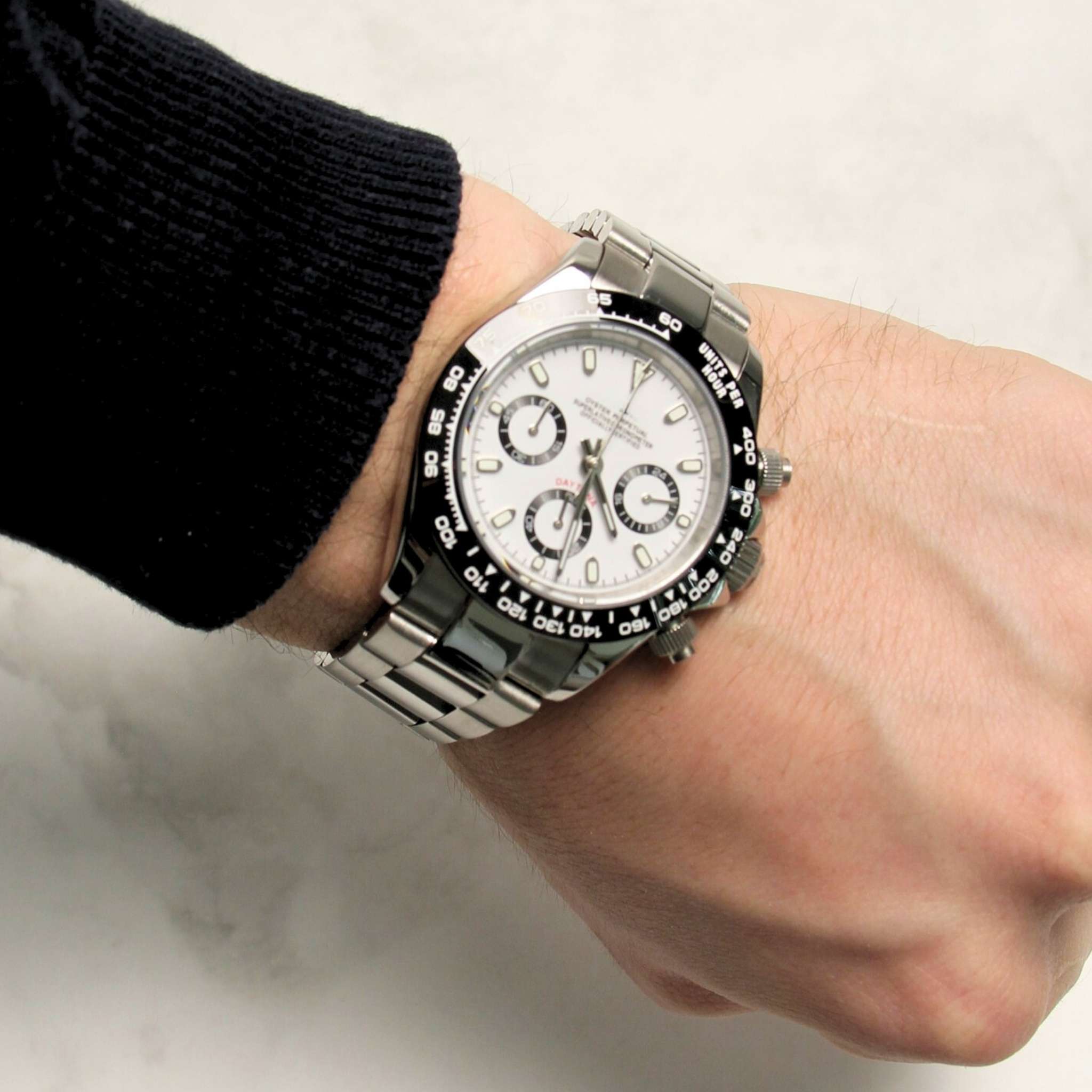 “Montre SEIKMOD Daytona Panda VK63 portée au poignet, style sport-chic et boîtier acier inoxydable 316L poli”