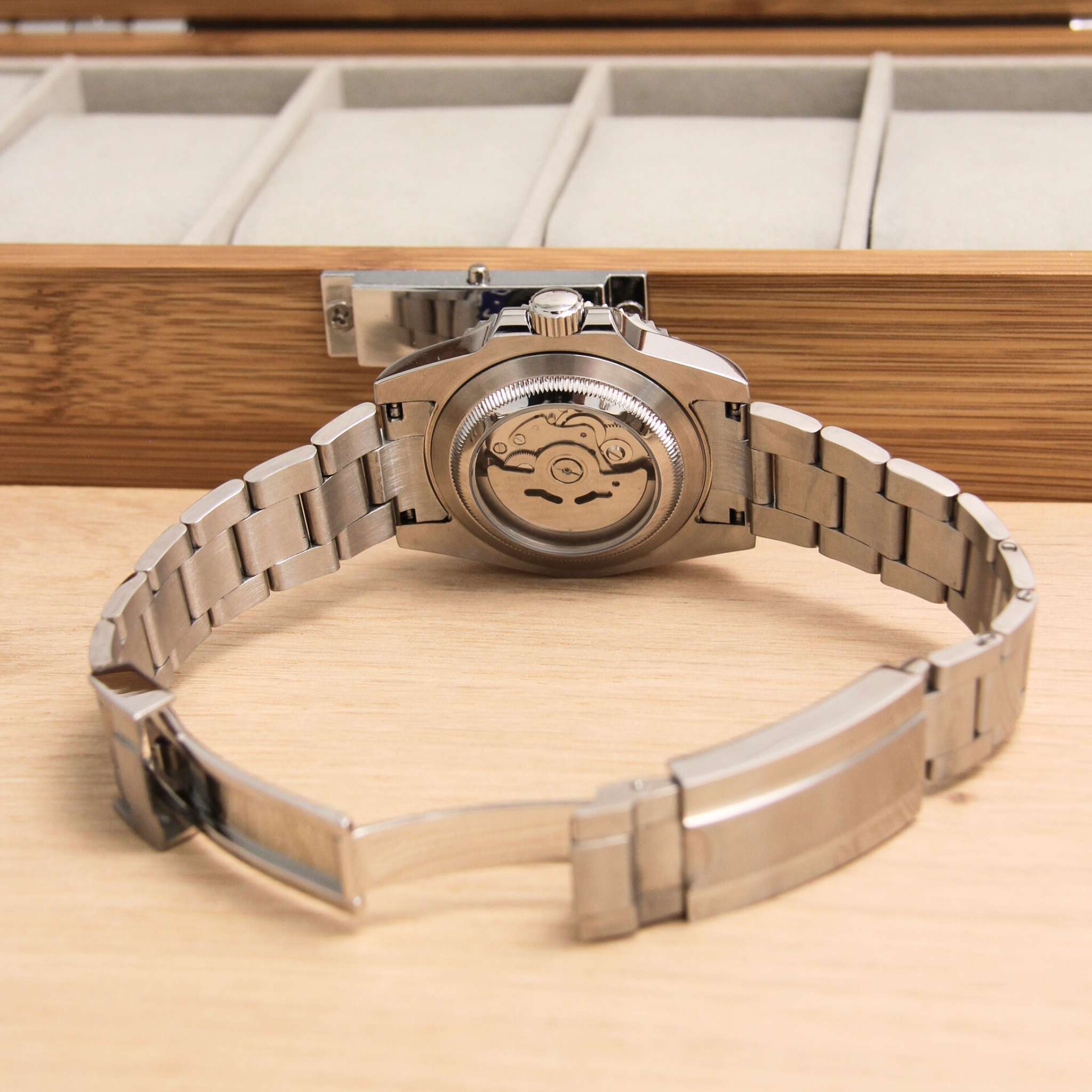 Bracelet acier et fond transparent de la SEIKMOD GMT Batman NH34