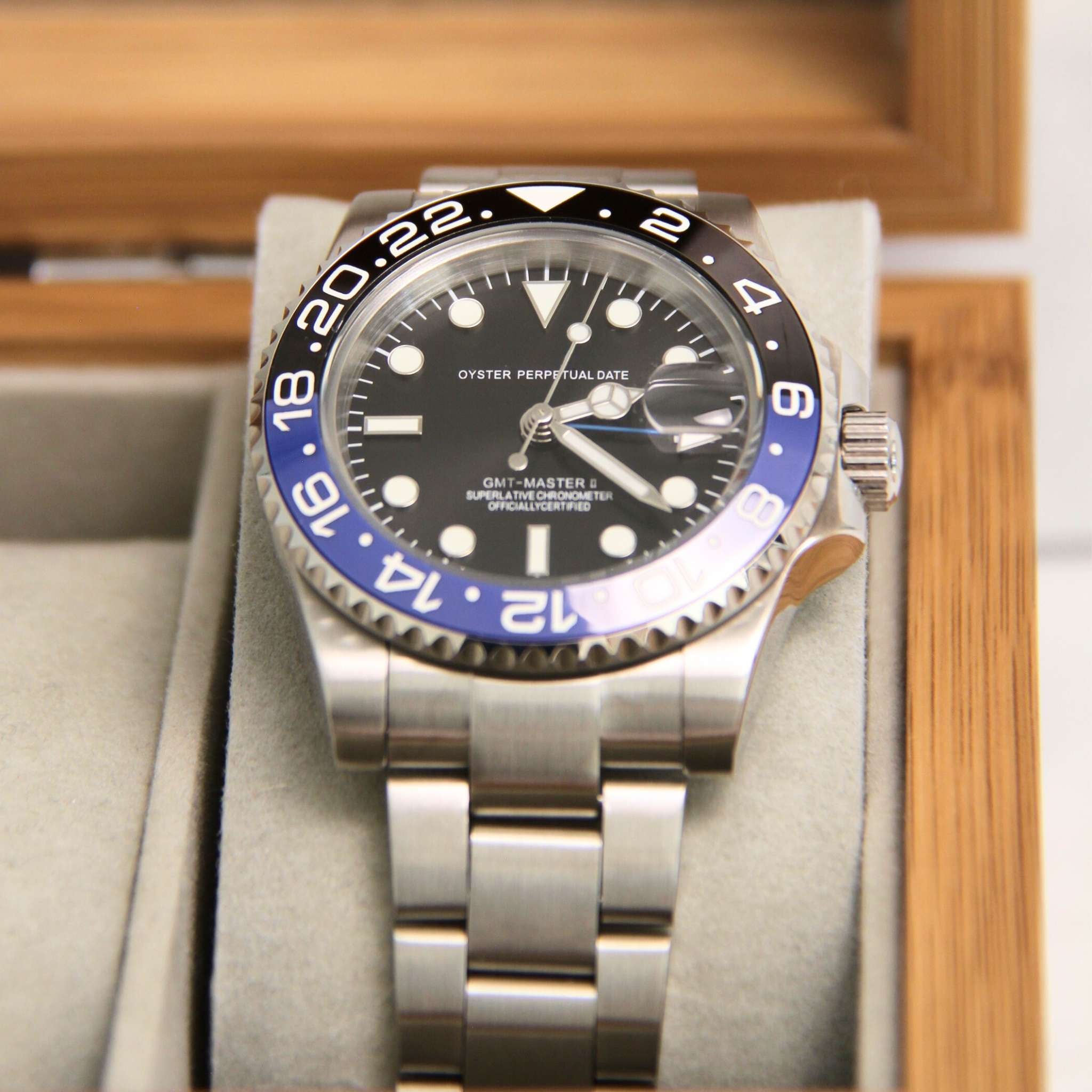 Détail du cadran SEIKMOD GMT Batman, lunette céramique bleue et noire