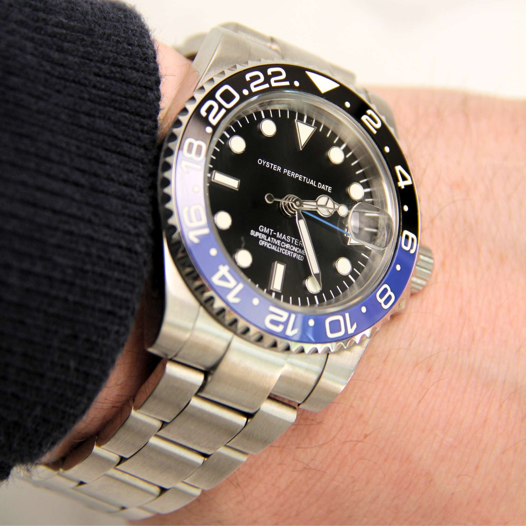 Montre SEIKMOD GMT Batman NH34 portée au poignet, acier 316L